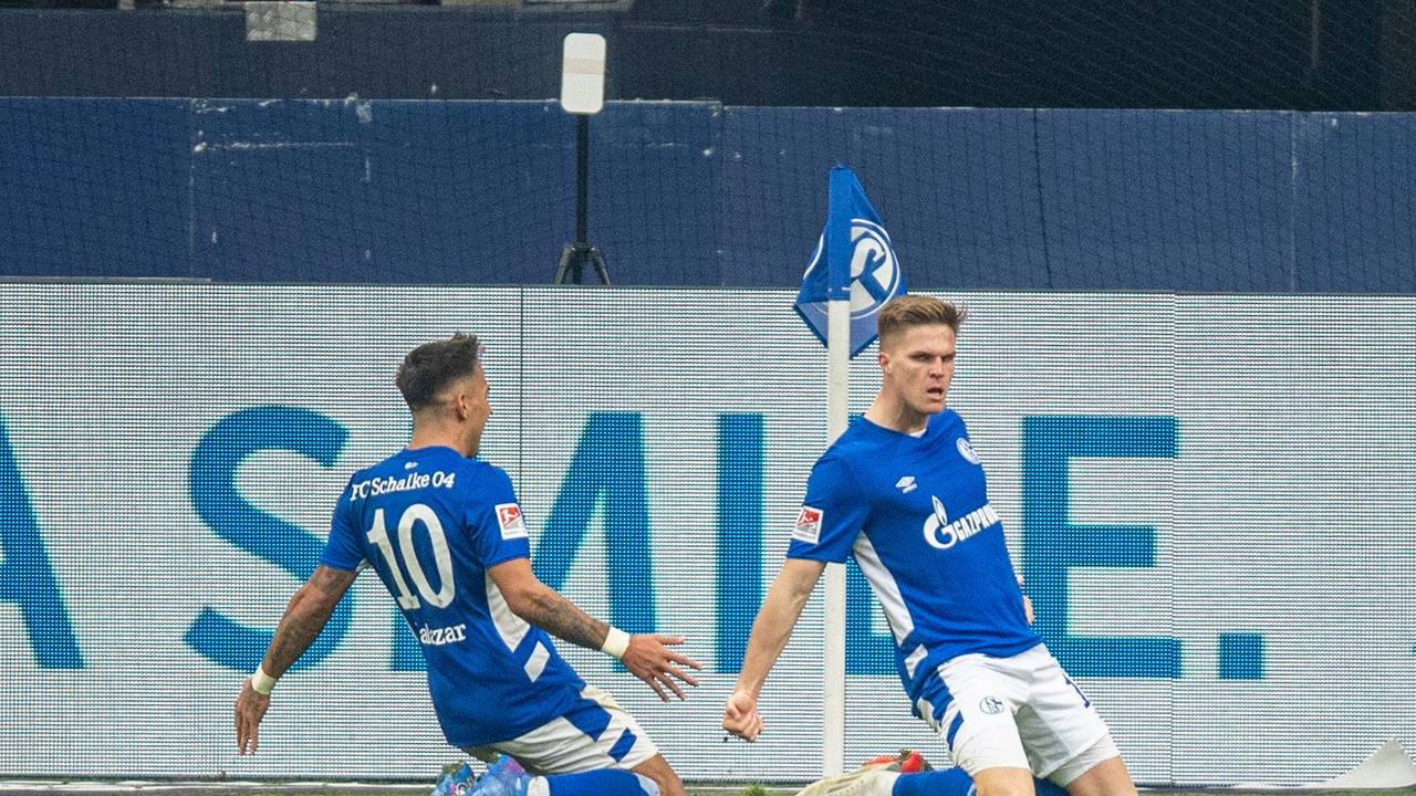 Schalkes Marius Bülter (r) jubelt nach seinem Tor zum 2:1 mit Schalkes Rodrigo Zalazar.