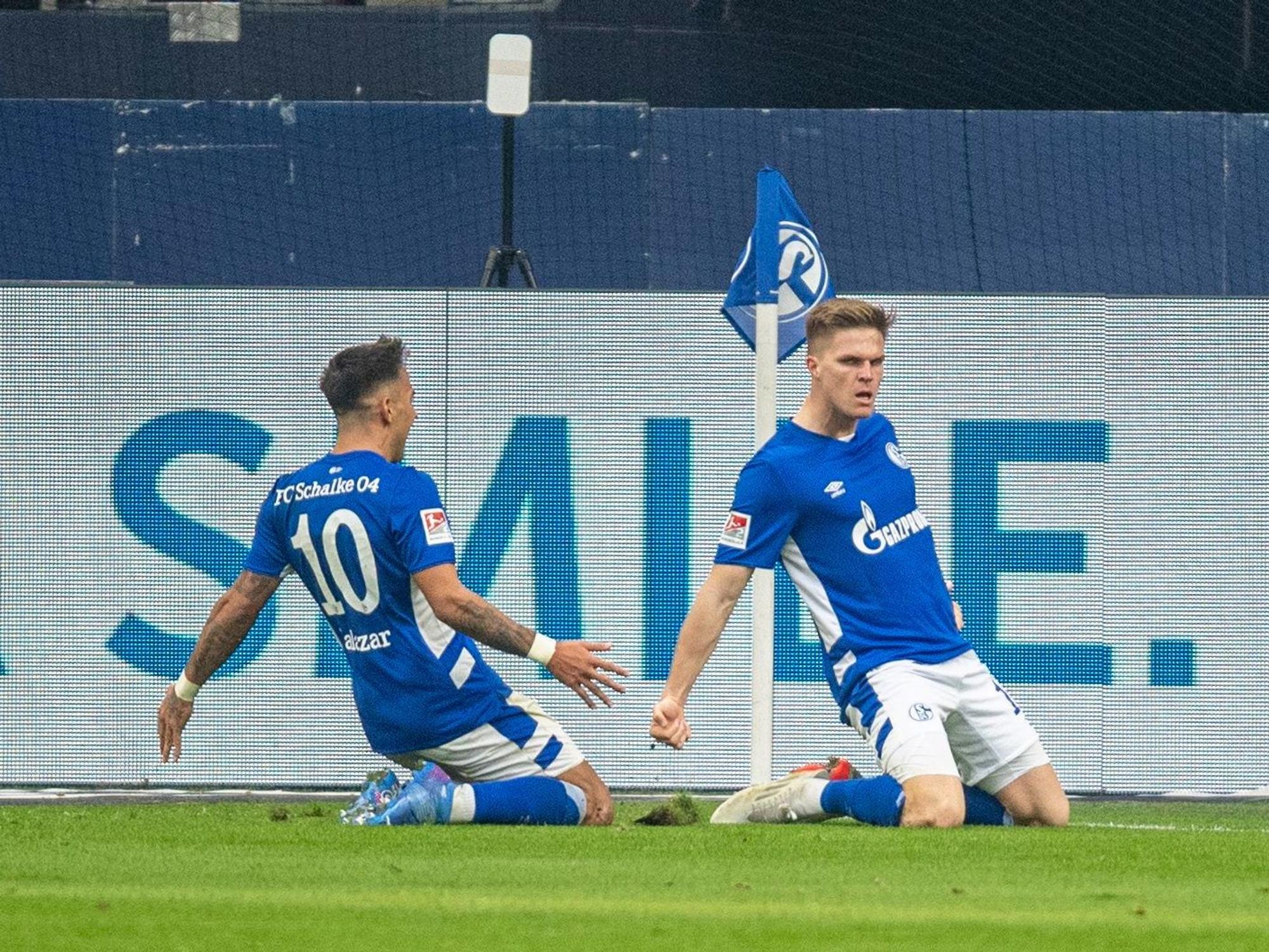 Schalkes Marius Bülter (r) jubelt nach seinem Tor zum 2:1 mit Schalkes Rodrigo Zalazar.