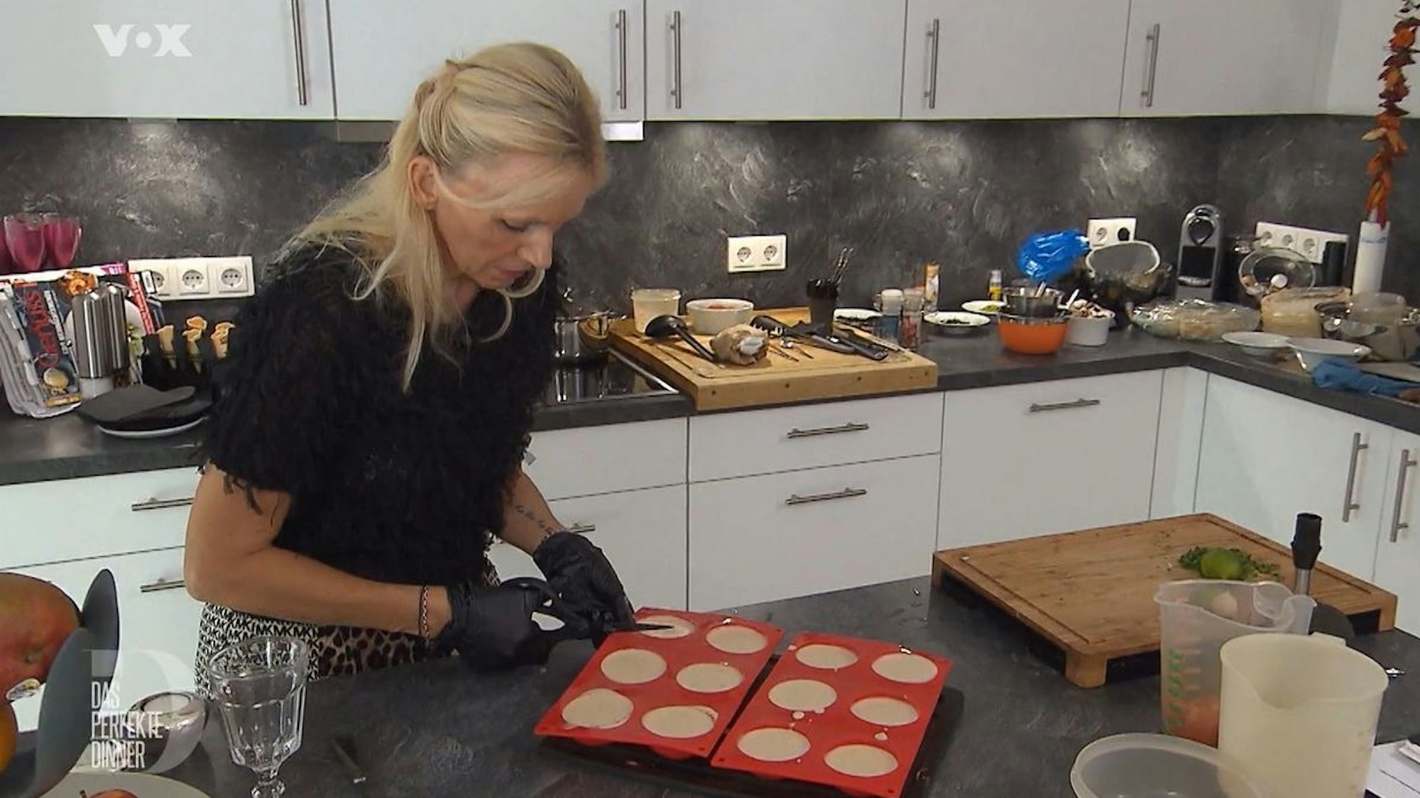 Die Sauerkirschmousse will nicht, wie sie soll. Da greift Gastgeberin Manuela kurz entschlossen zur Schere.
RTL / ITV Studios