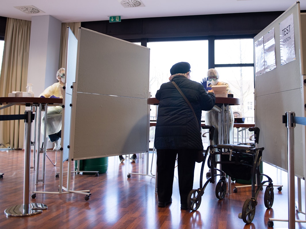 Eine Frau steht in einem Corona-Schnelltest-Zentrum im Bilderberg Bellevue Hotel.