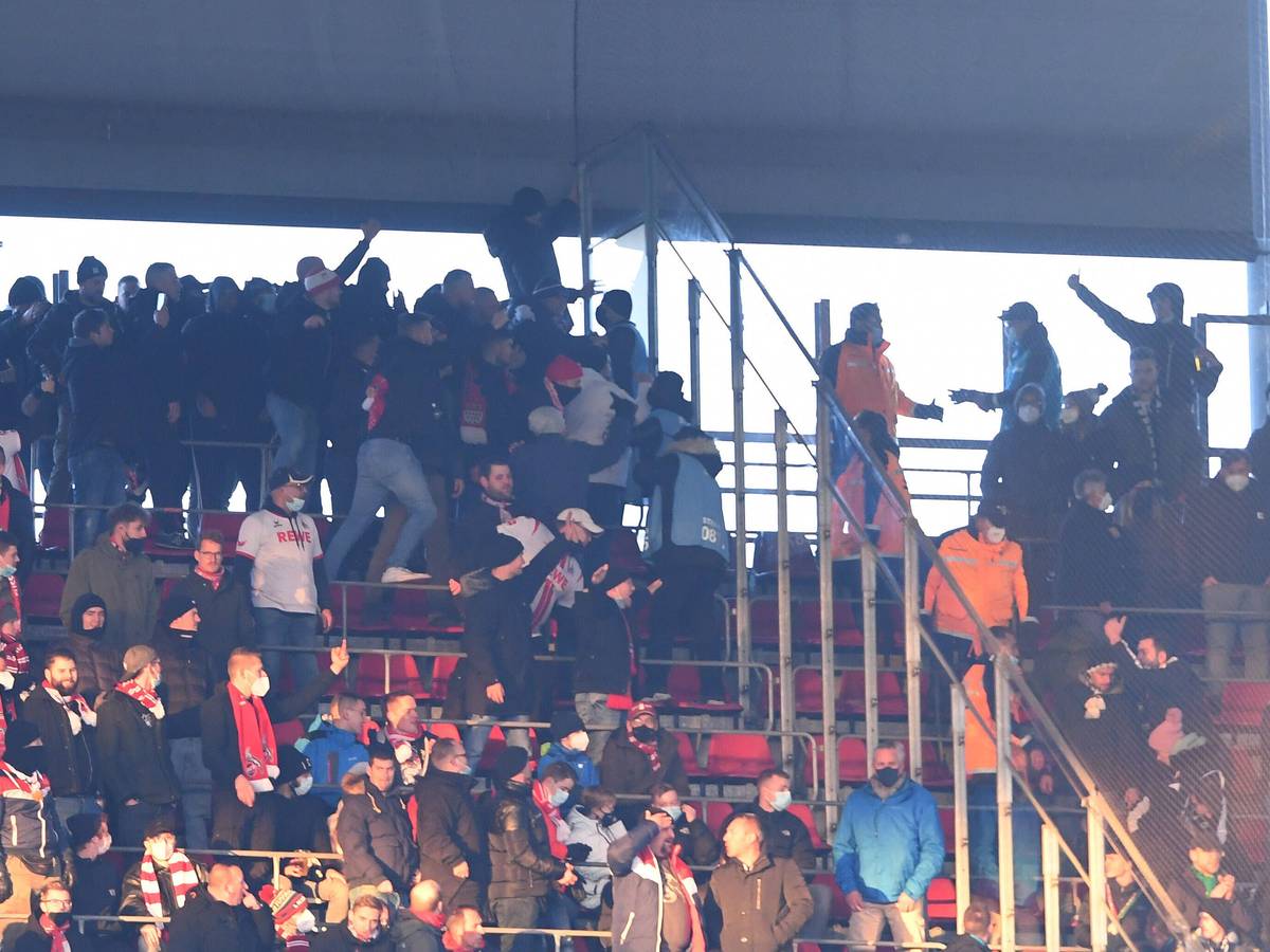 Fans geraten beim Bundesliga-Derby zwischen Köln und Gladbach aneinander