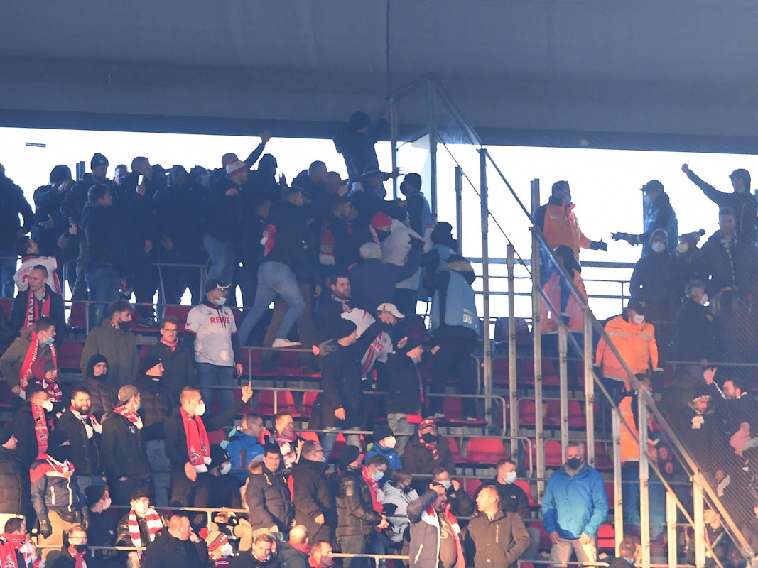 Fans geraten beim Bundesliga-Derby zwischen Köln und Gladbach aneinander