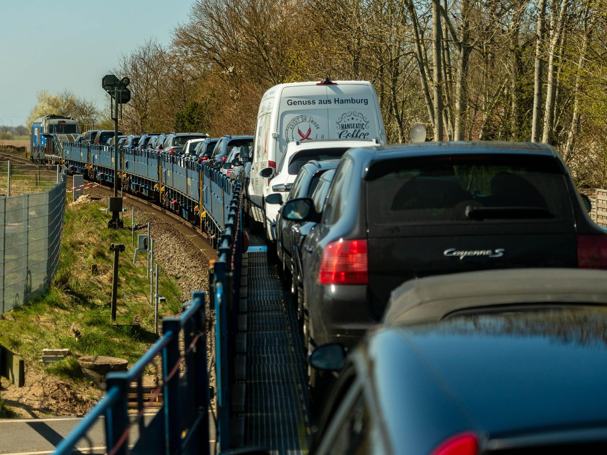 Der Autozug nach Sylt (Foto vom 23. April 2021) – während der Überfahrt, dürfen Reisende ihr Fahrzeug nicht verlassen.