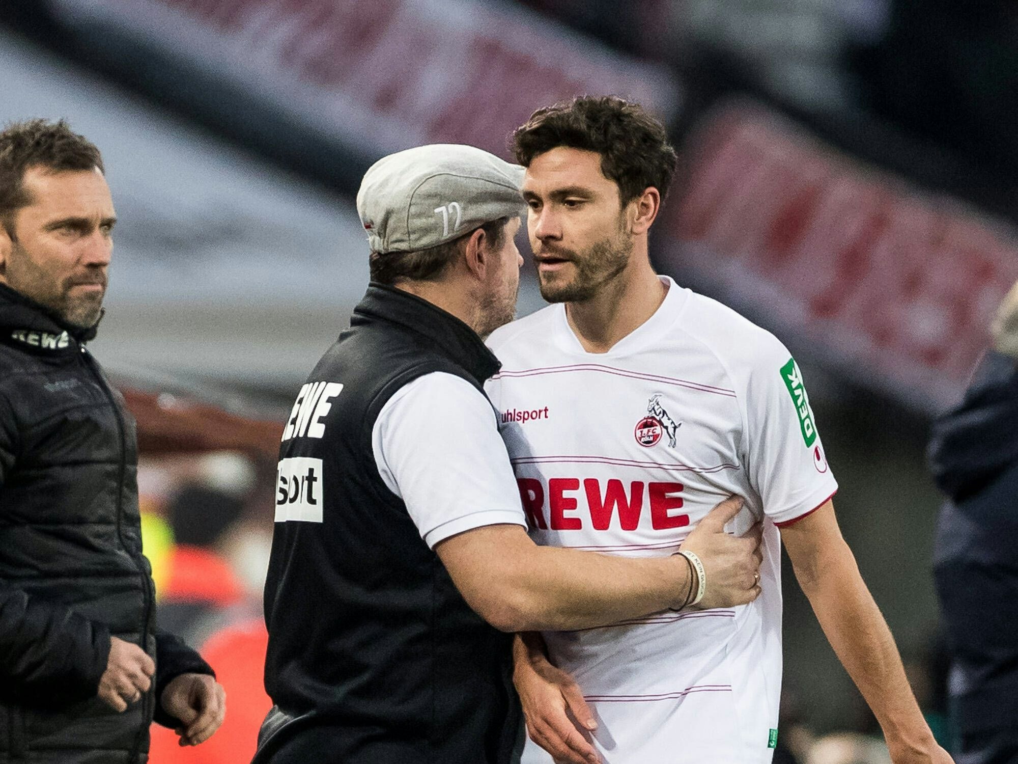 Bitteres Aus: Trainer Steffen Baumgart nimmt seinen Kapitän Jonas Hector nach dessen Auswechslung im Derby am 27. November 2021 in Köln in den Arm.