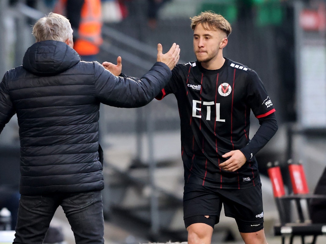 Olaf Janssen feiert mit Matchwinner Luca Marseiler bei Viktoria Köln.