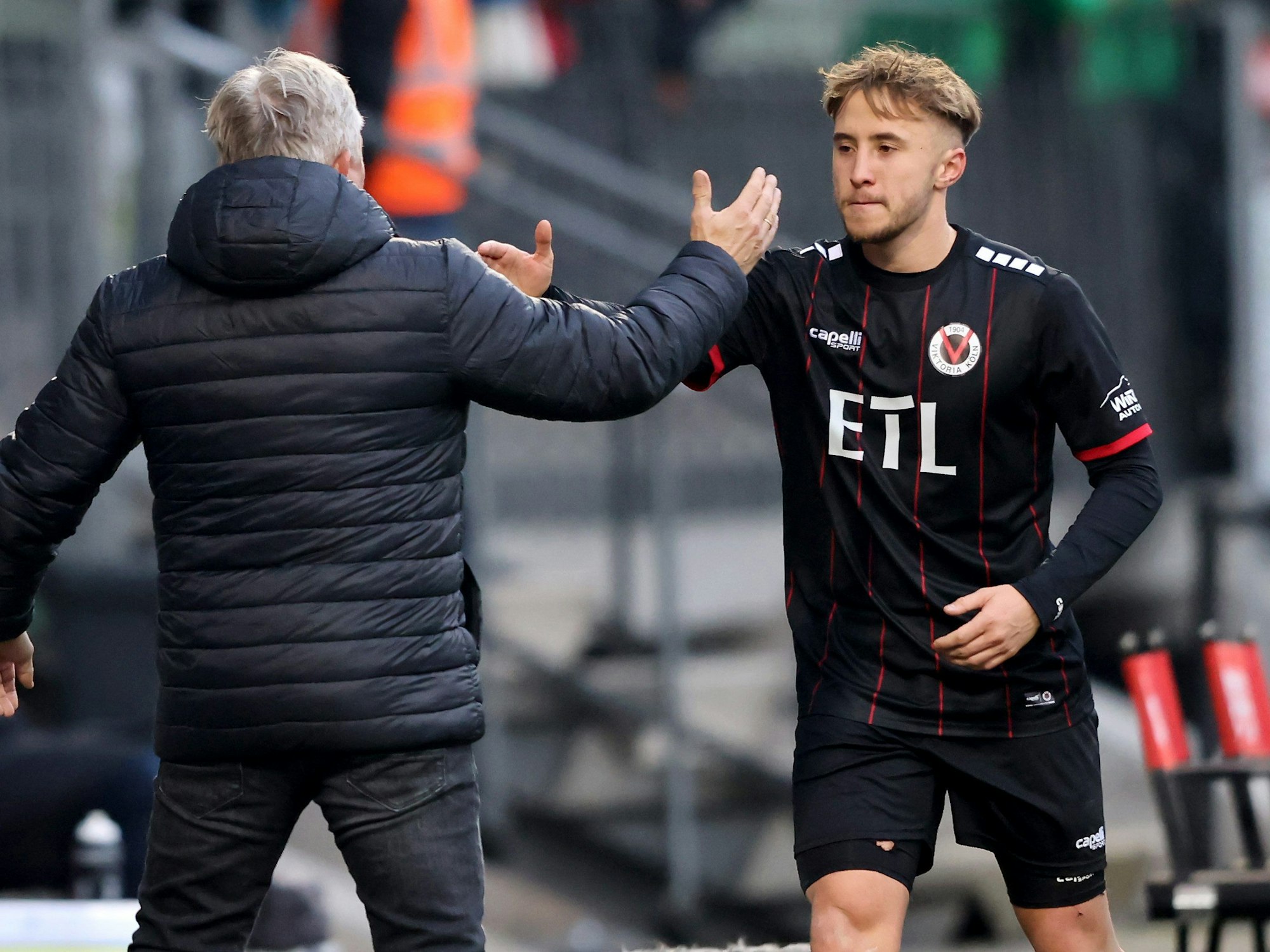 Olaf Janssen feiert mit Matchwinner Luca Marseiler bei Viktoria Köln.