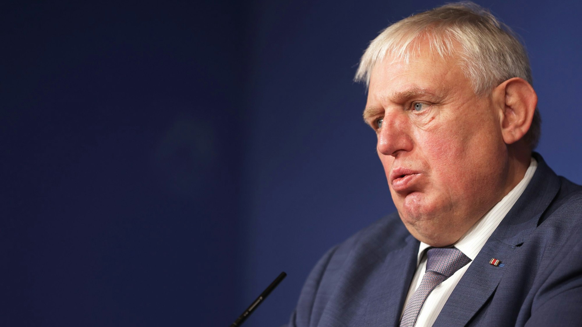 Karl-Josef Laumann, Gesundheitsminister von Nordrhein-Westfalen, spricht bei einer Pressekonferenz in der Staatskanzlei zur aktuellen Corona-Lage und die zielgerichtete Umsetzung der Maßnahmen in NRW.