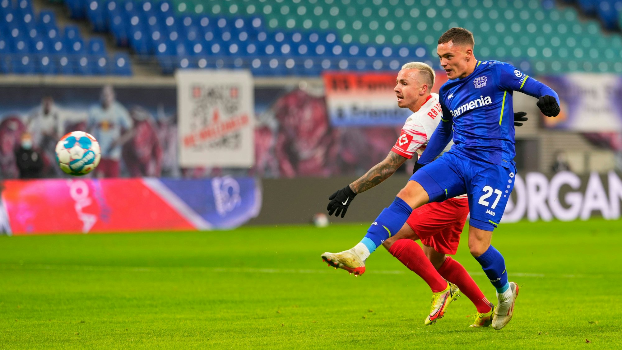 Florian Wirtz versenkt den Ball im Tor