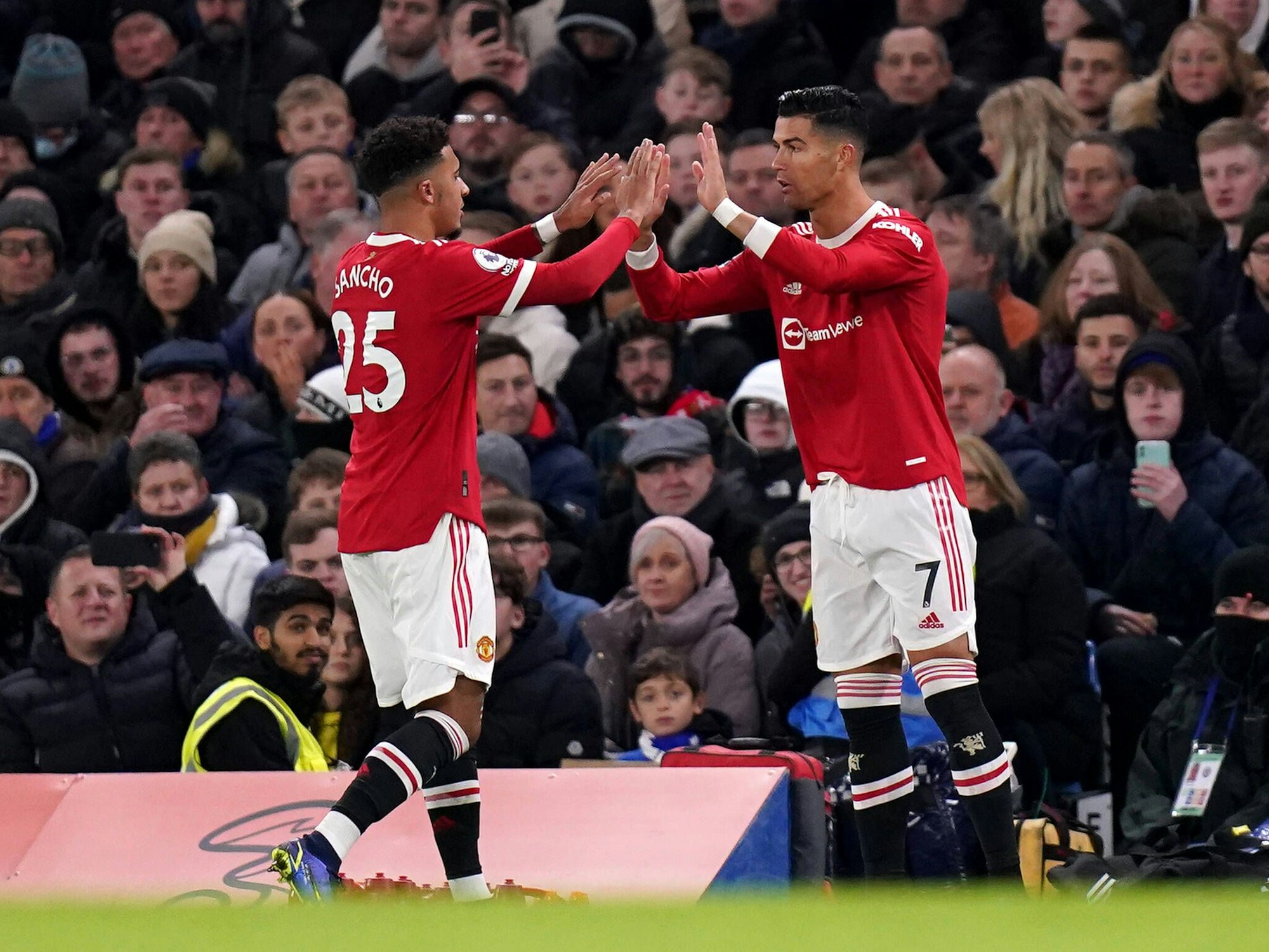 Jadon Sancho und Cristiano Ronaldo klatschen bei der Auswechslung ab