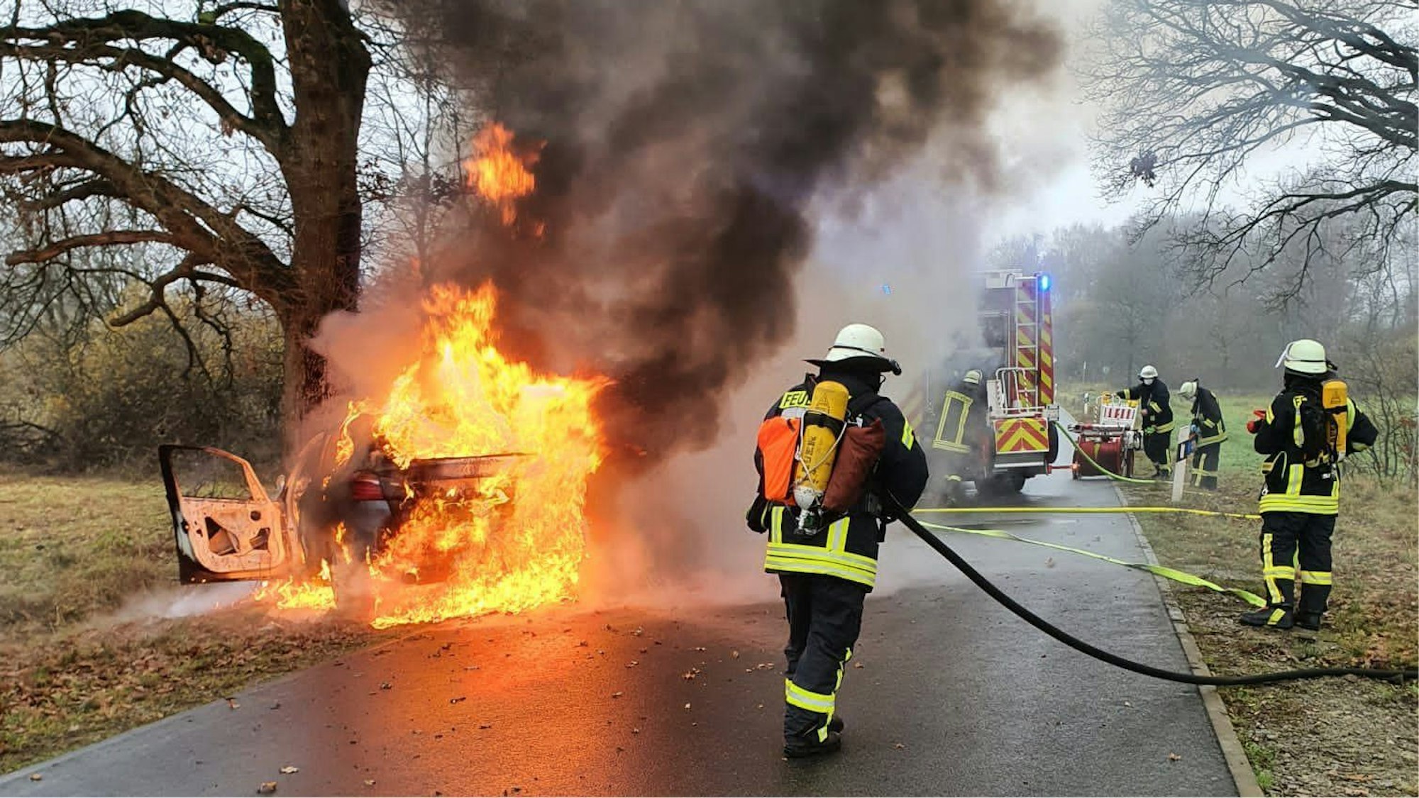 Der BMW des Mannes brannte bereits lichterloh, als die Feuerwehr am Unfallort in Ostenholz eintraf.