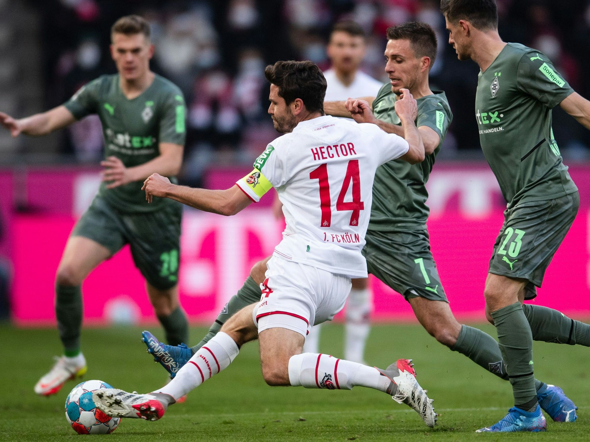 Jonas Hector im Derby-Zweikampf mit Patrick Herrmann am 27. November 2021 in Köln