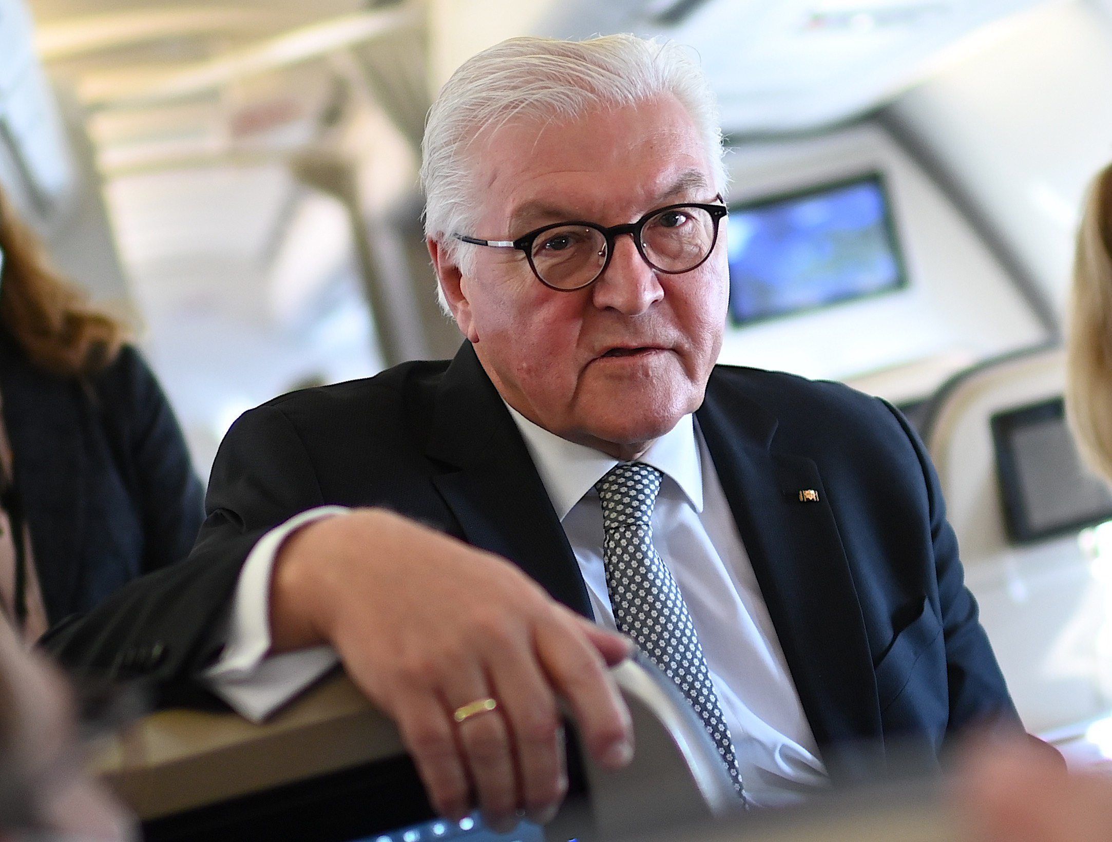 Bundespräsident Frank-Walter Steinmeier spricht am 4. November 2021 im Flugzeug der Flugbereitschaft der Bundeswehr auf dem Weg nach Oslo (Norwegen) zu Journalisten über die Reise.