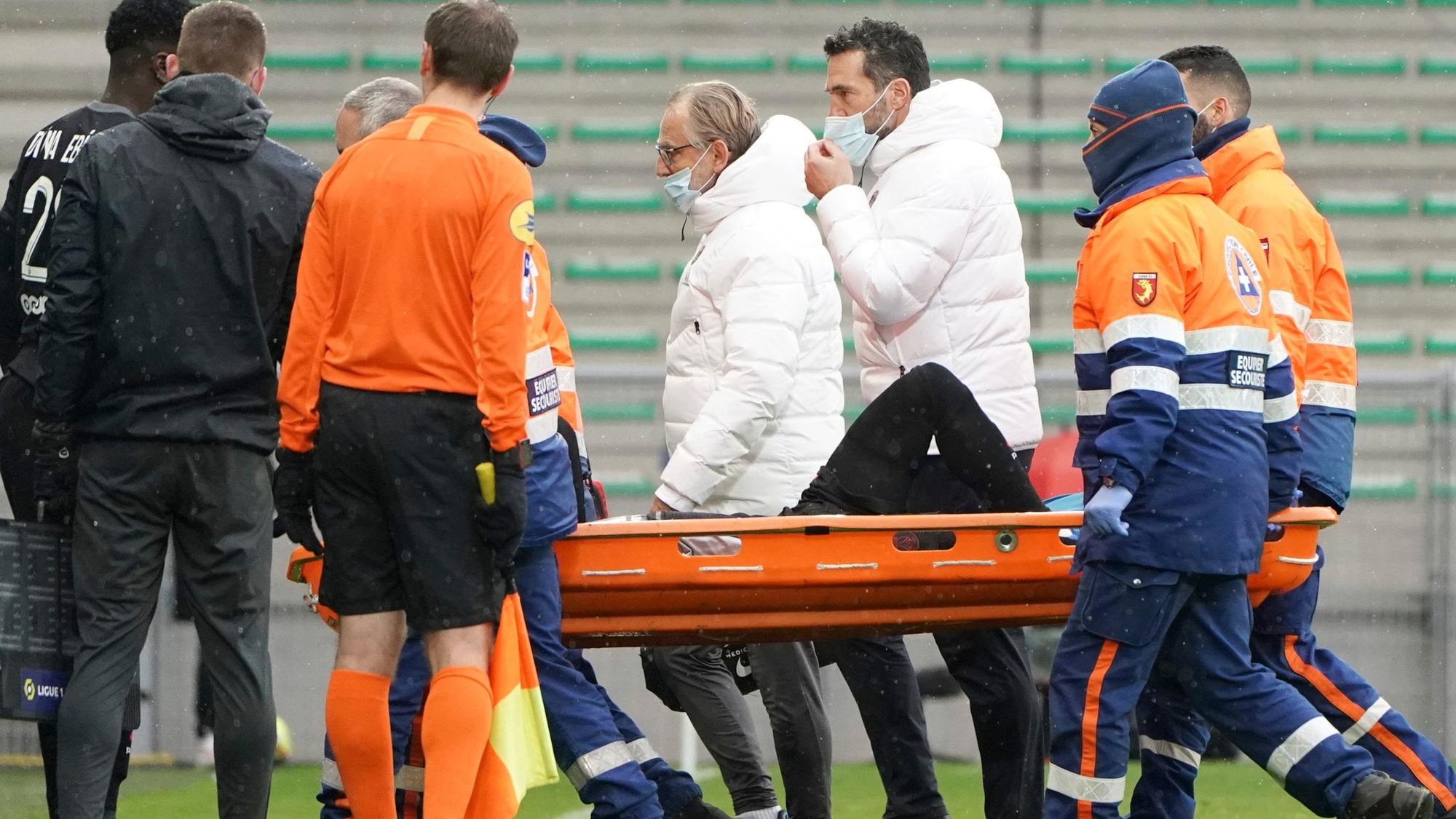 PSGs Neymar wird vom Platz getragen.