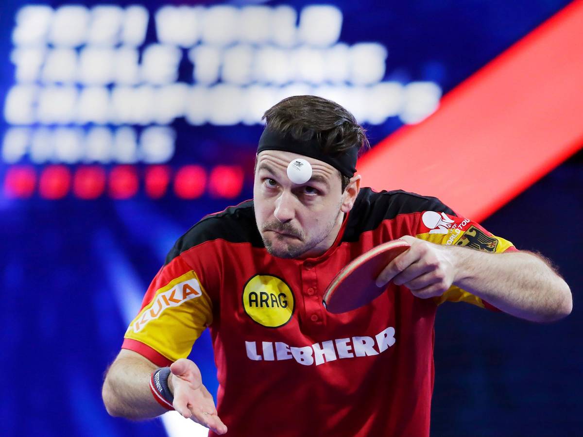 Deutschlands Tischtennis-Legende beim Aufschlag.