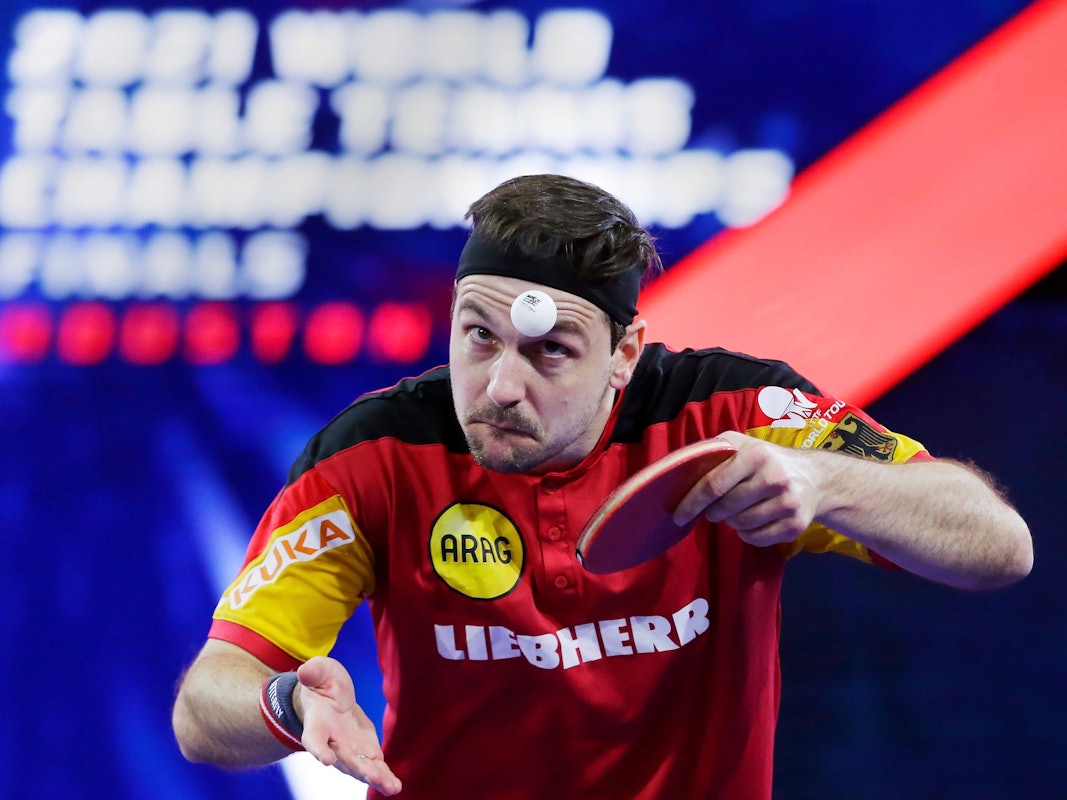 Deutschlands Tischtennis-Legende beim Aufschlag.