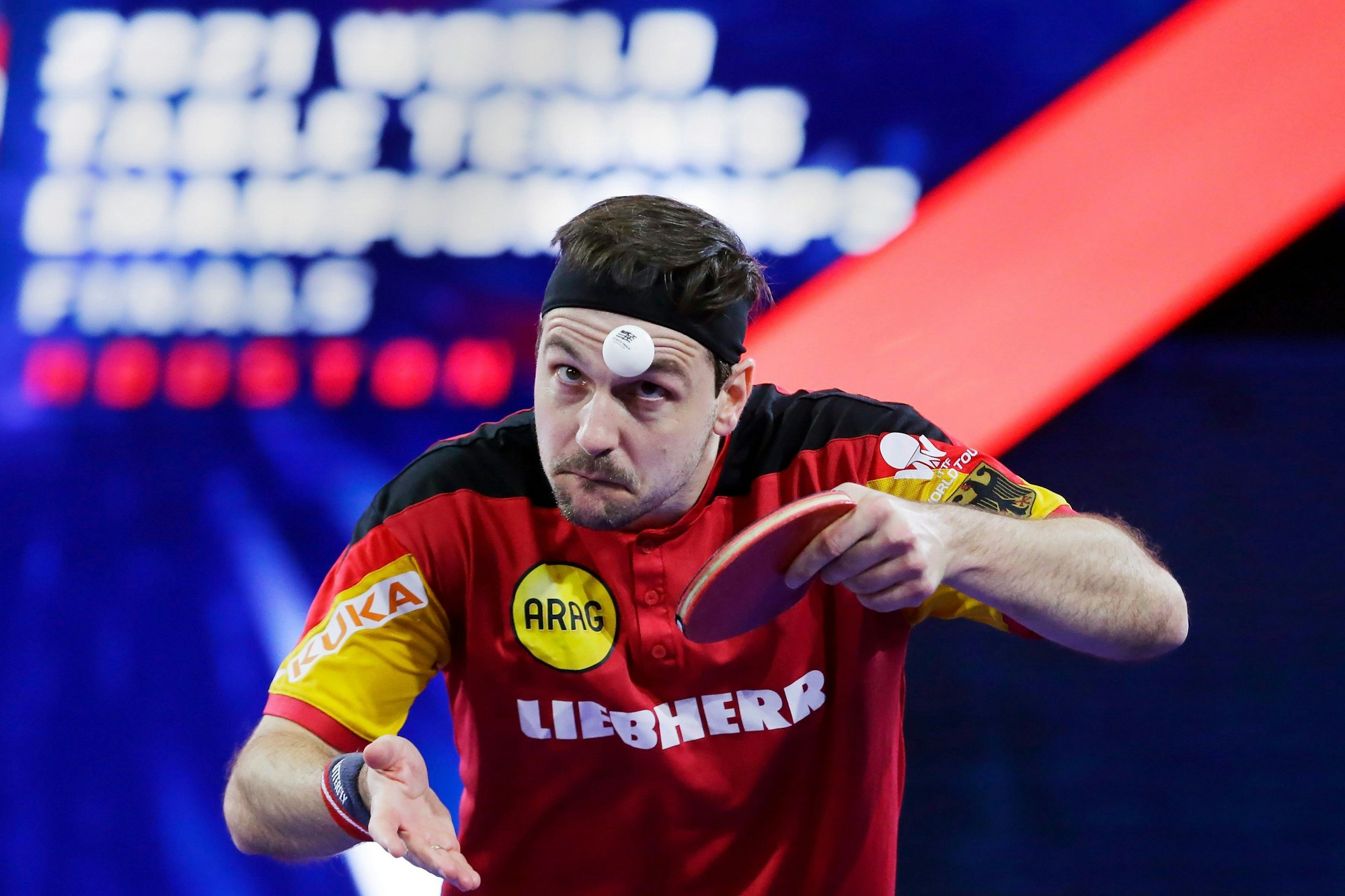 Deutschlands Tischtennis-Legende beim Aufschlag.