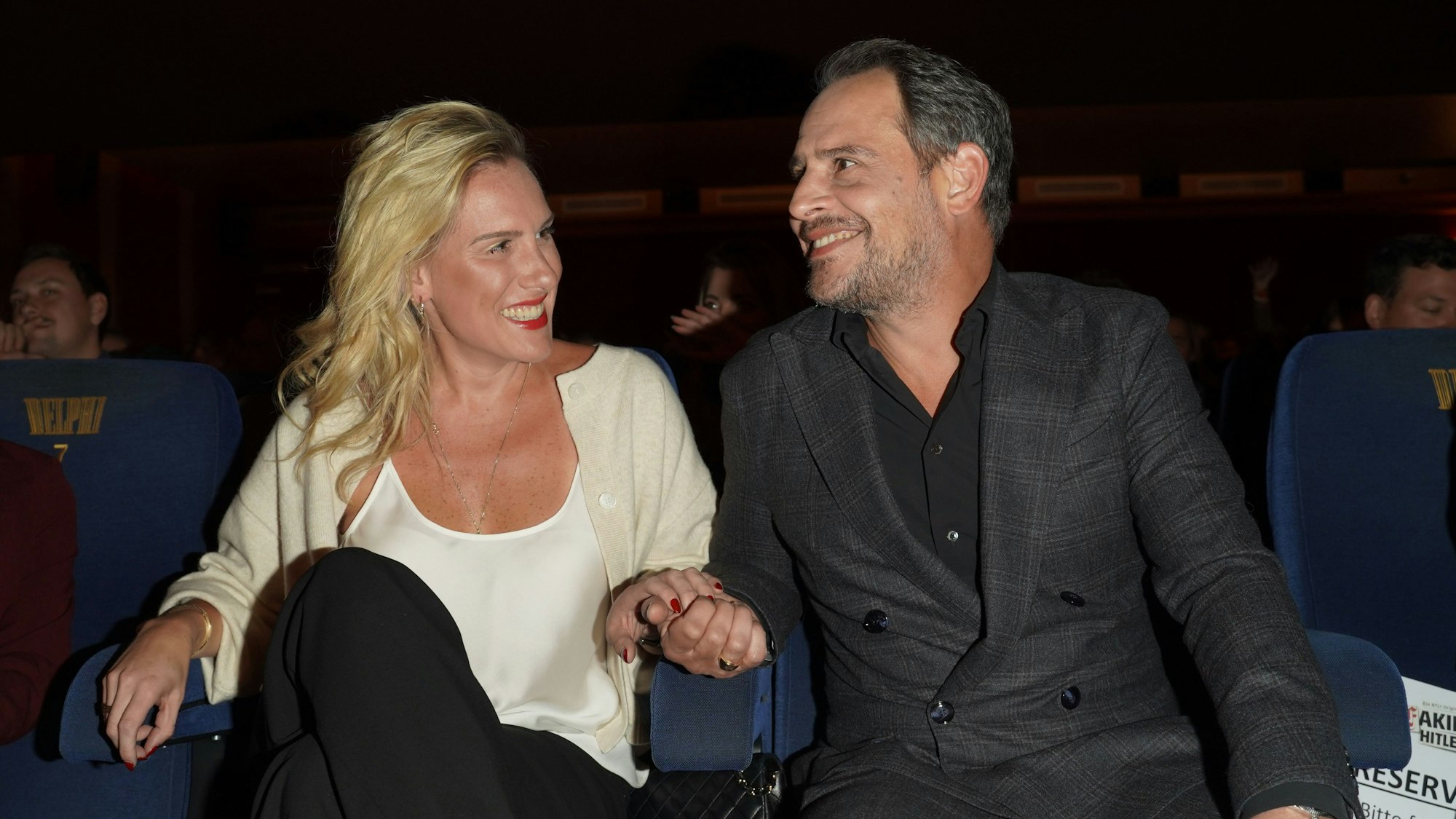 Das Schauspieler-Paar Saskia de Tschaschell und Moritz Bleibtreu kommt zur Premiere der Serie "Faking Hitler" in den Delphi-Filmpalast.