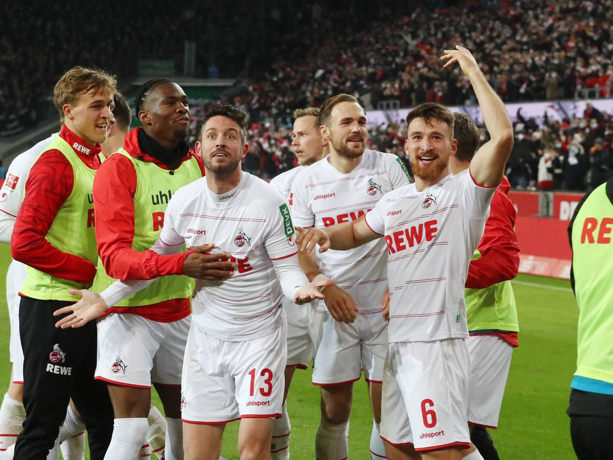 Der 1. FC Köln bejubelt den Sieg gegen Borussia Mönchengladbach.