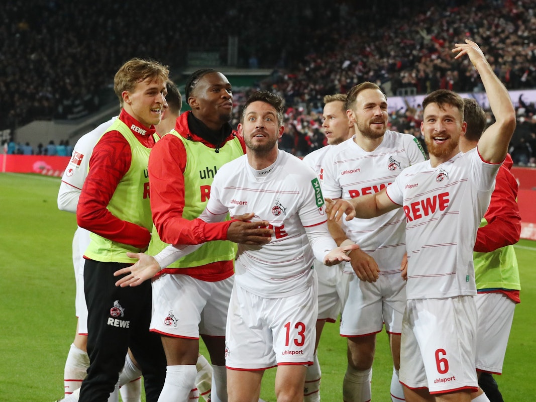 Der 1. FC Köln bejubelt den Sieg gegen Borussia Mönchengladbach.