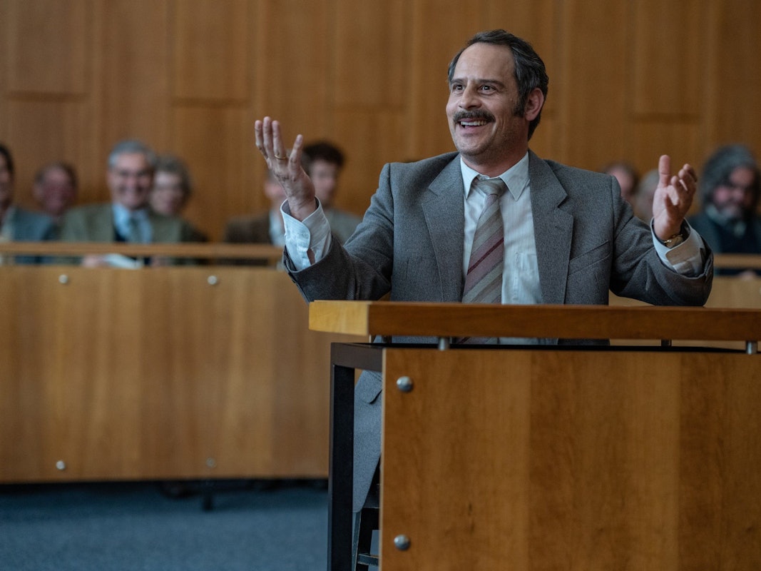 Szene aus "Faking Hitler": Konrad Kujau (Moritz Bleibtreu) vor Gericht