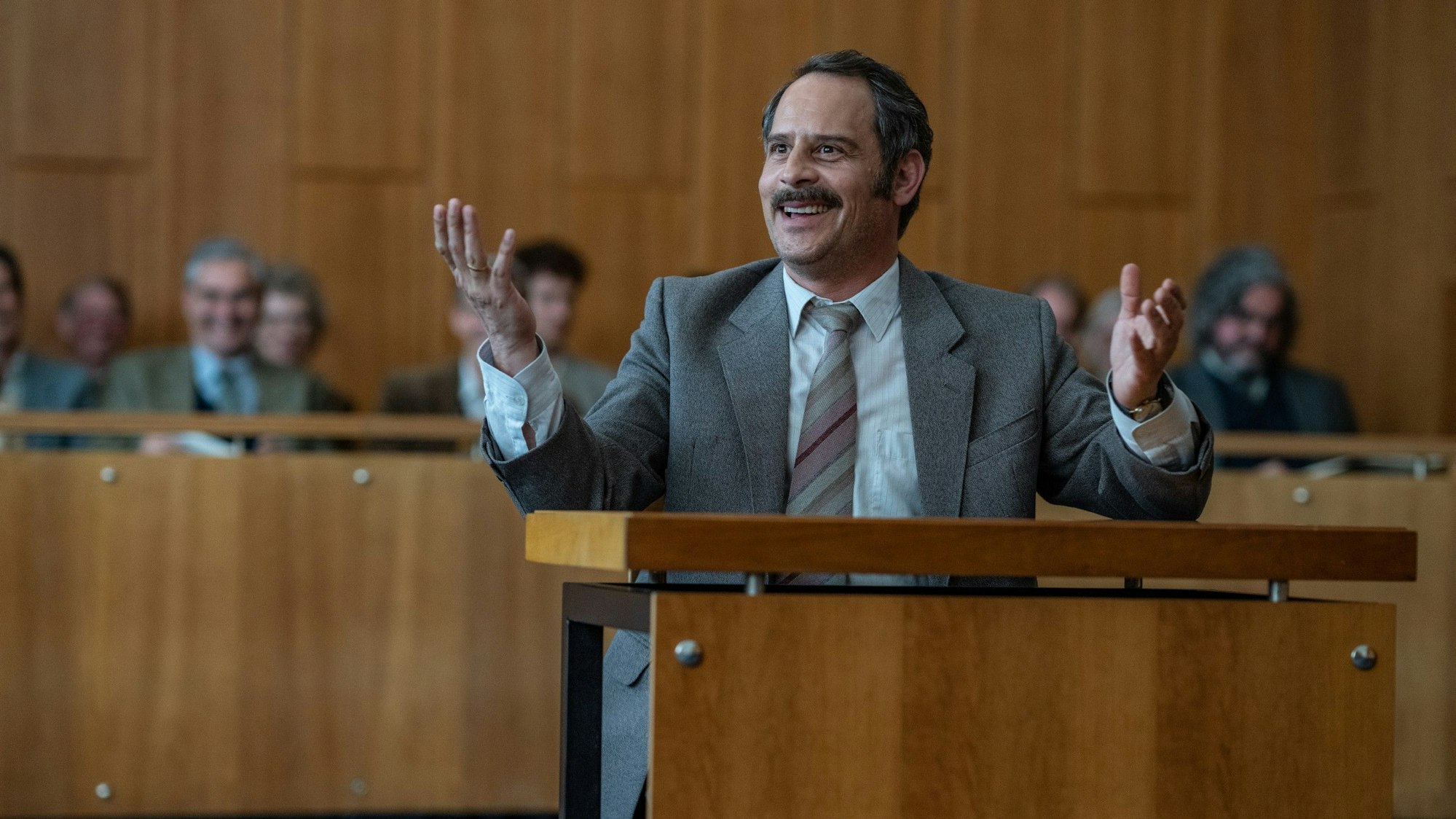 Szene aus "Faking Hitler": Konrad Kujau (Moritz Bleibtreu) vor Gericht