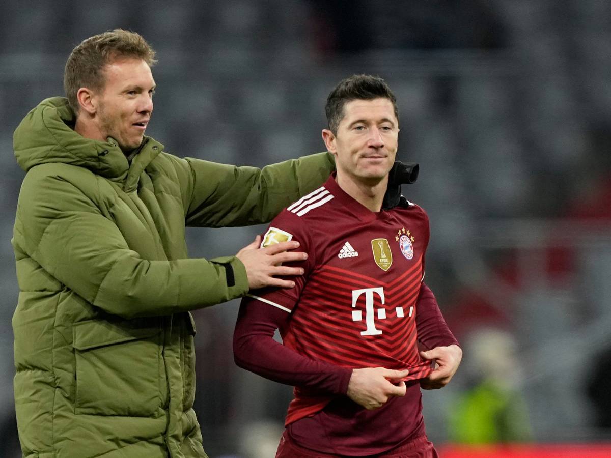 Bayern-Trainer Julian Nagelsmann und Robert Lewandowski.