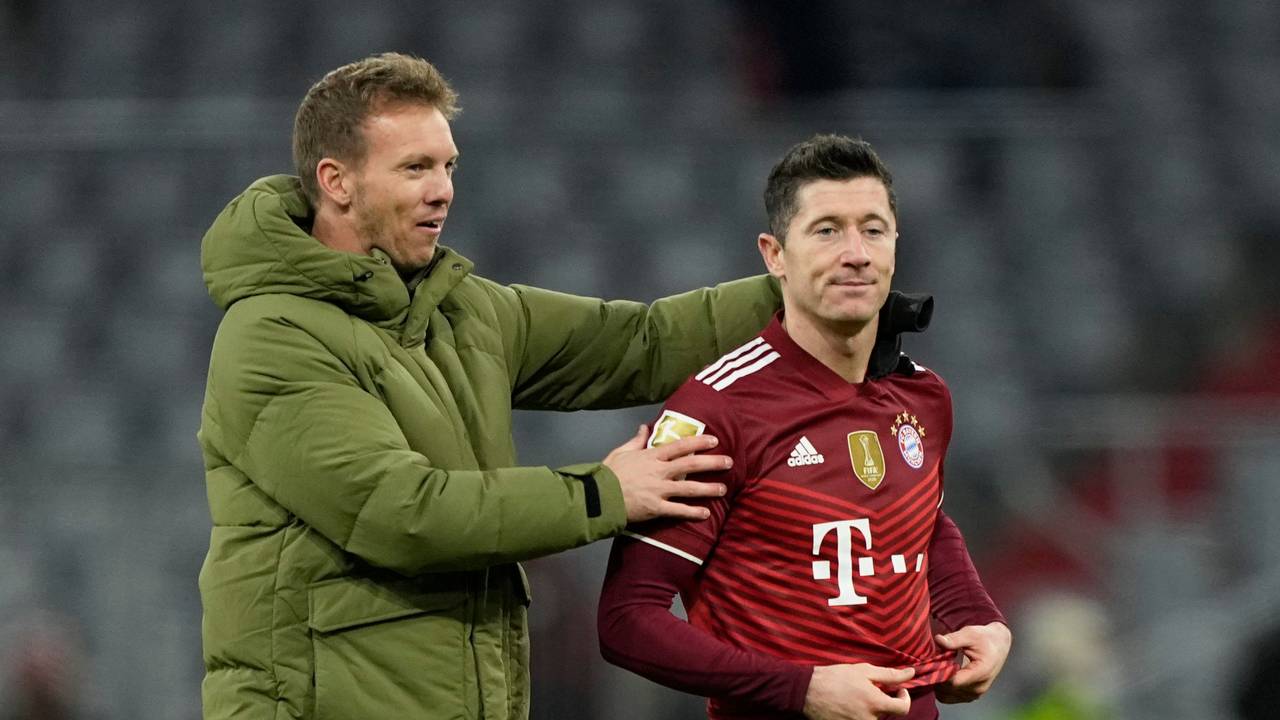 Bayern-Trainer Julian Nagelsmann und Robert Lewandowski.