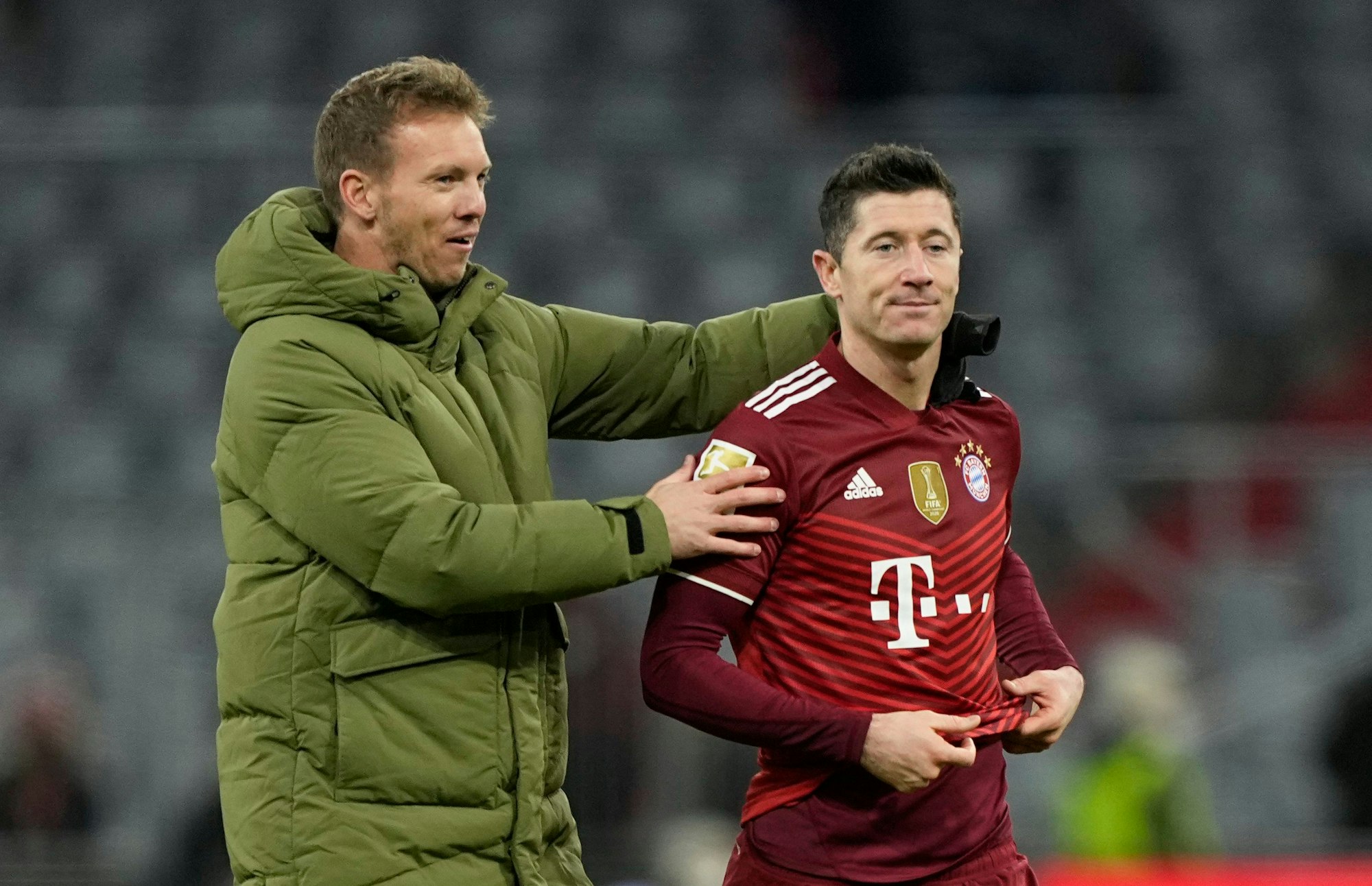 Julian Nagelsmann umarmt Robert Lewandowski.