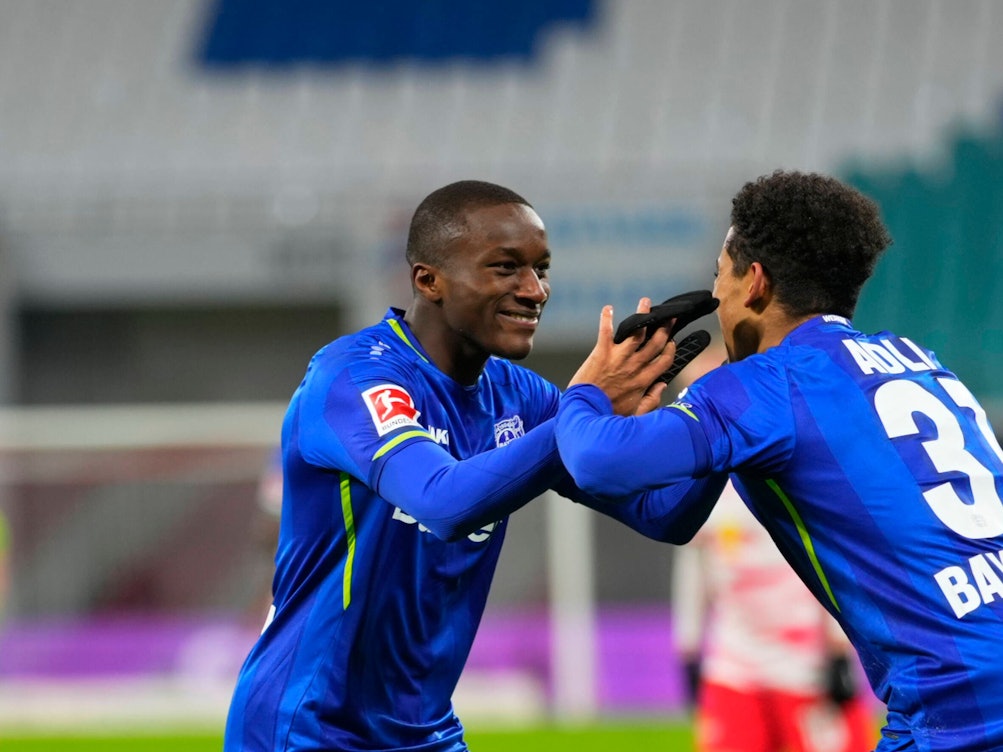 Moussa Diaby jubelt mit Amine Adli