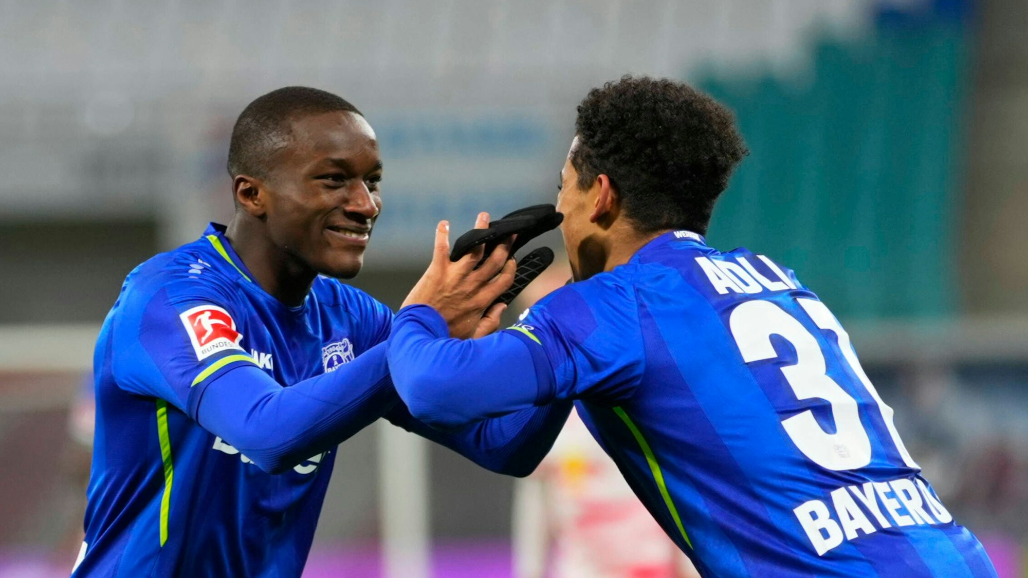 Moussa Diaby jubelt mit Amine Adli