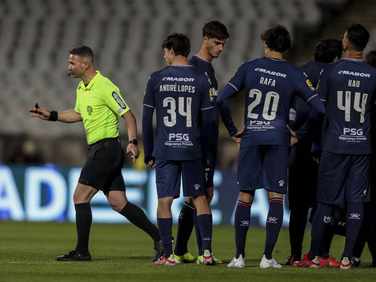 Der Schiedsrichter der Partie Belenenses gegen Benfica Lissabon geht vom Platz.