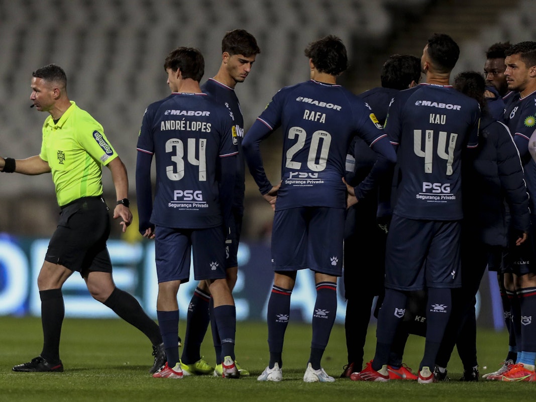 Der Schiedsrichter der Partie Belenenses gegen Benfica Lissabon geht vom Platz.