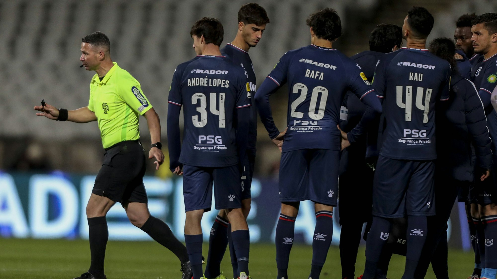 Der Schiedsrichter der Partie Belenenses gegen Benfica Lissabon geht vom Platz.