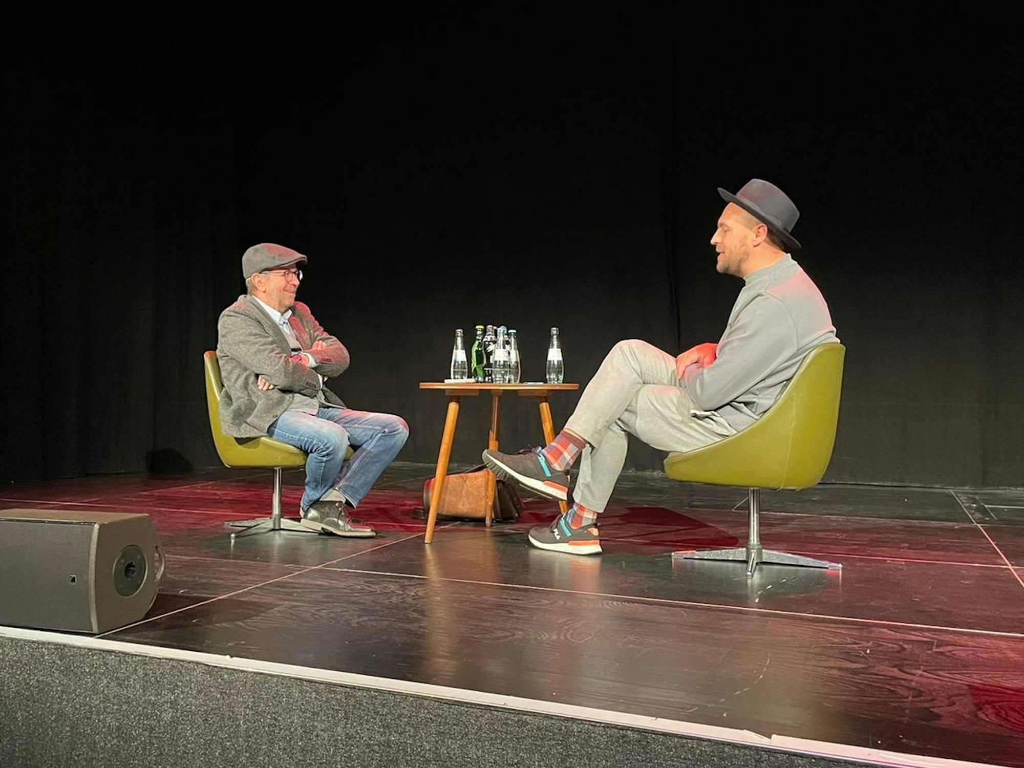 Max Mutzke bei einem Interview auf der Bühne.