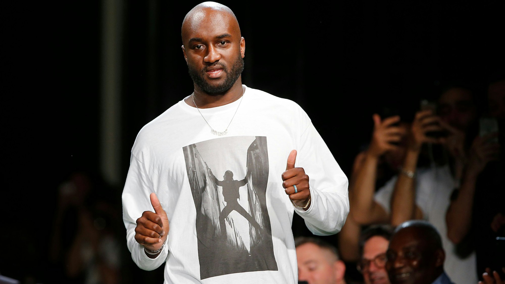 Der US-amerikanische Modedesigner Virgil Abloh ist tot (hier 2018 in Paris zu sehen). Er wurde 41 Jahre alt.