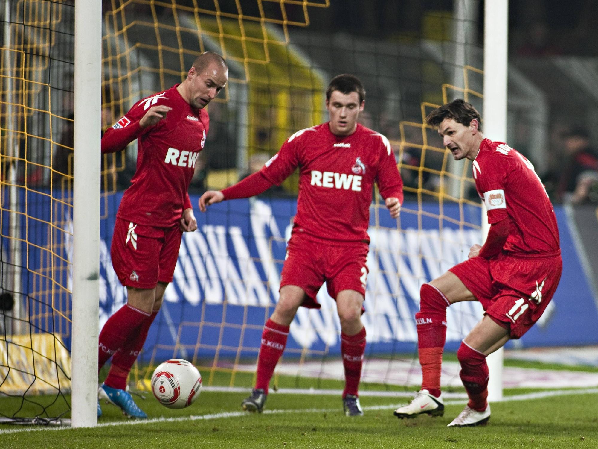 Miso Brecko und Christian Clemens stehen auf der eigen Torlinie, Milivoje Novakovic klärt den Ball.