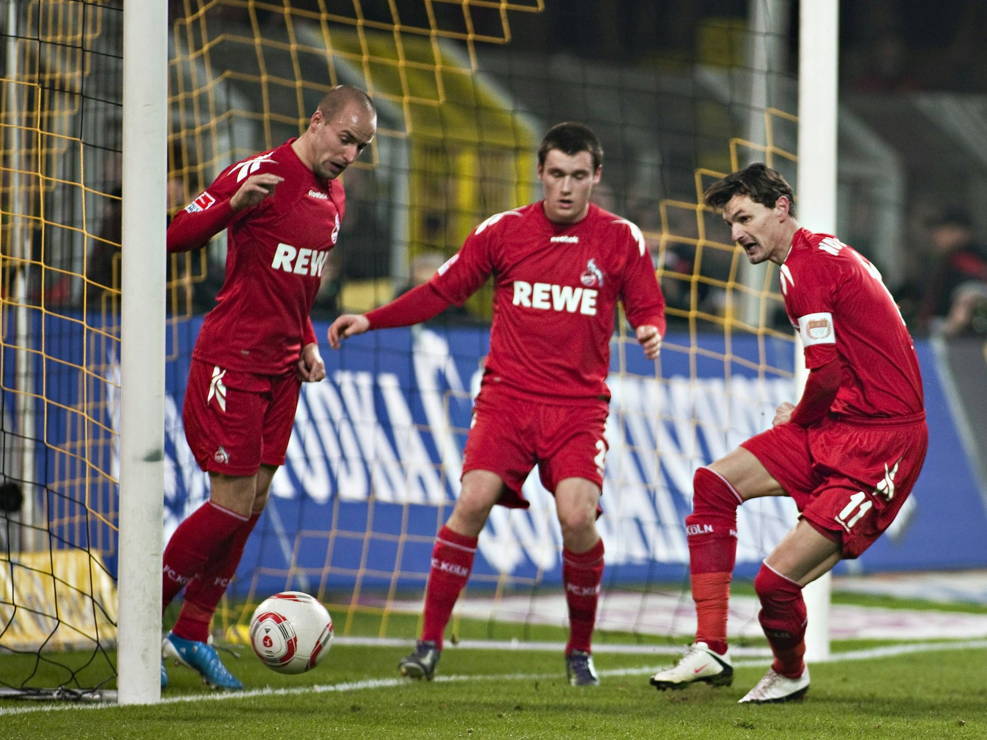 Miso Brecko und Christian Clemens stehen auf der eigen Torlinie, Milivoje Novakovic klärt den Ball.