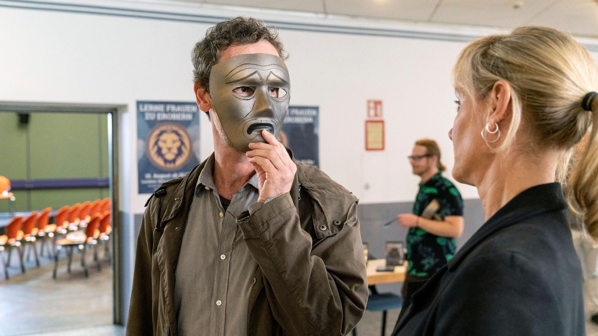 ARD/WDR TATORT, "Masken", am Sonntag (28.11.21) um 20:15 Uhr im ERSTEN.
Maske: Peter Faber (Jörg Hartmann, links) und Martina Bönisch (Anna Schudt, rechts) nahmen inkognito an einem Seminar teil, das Zahnarzt Dr. Johannes Oberländer hielt.