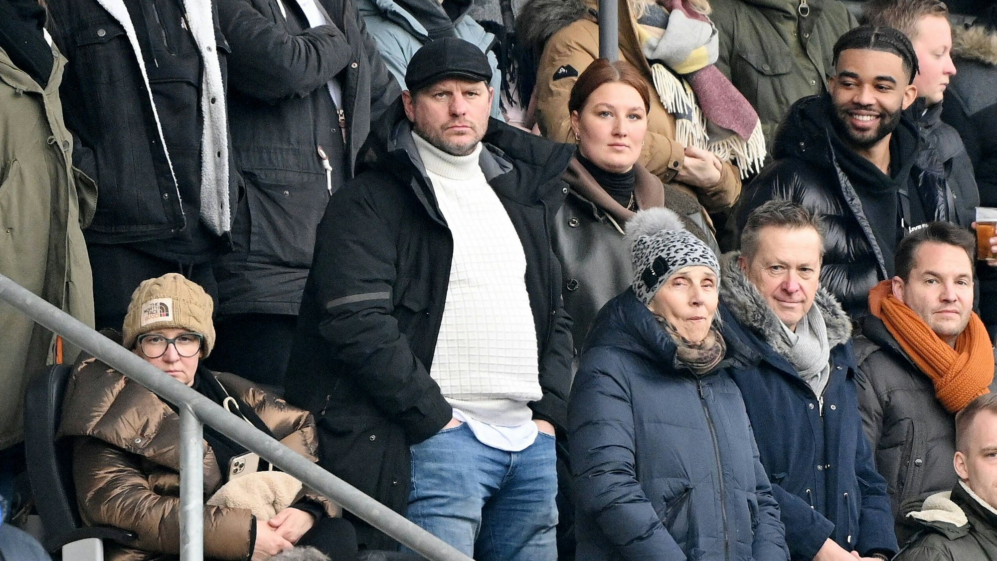 Steffen Baumgart steht auf der Tribüne beim Spiel des SC Paderborn.