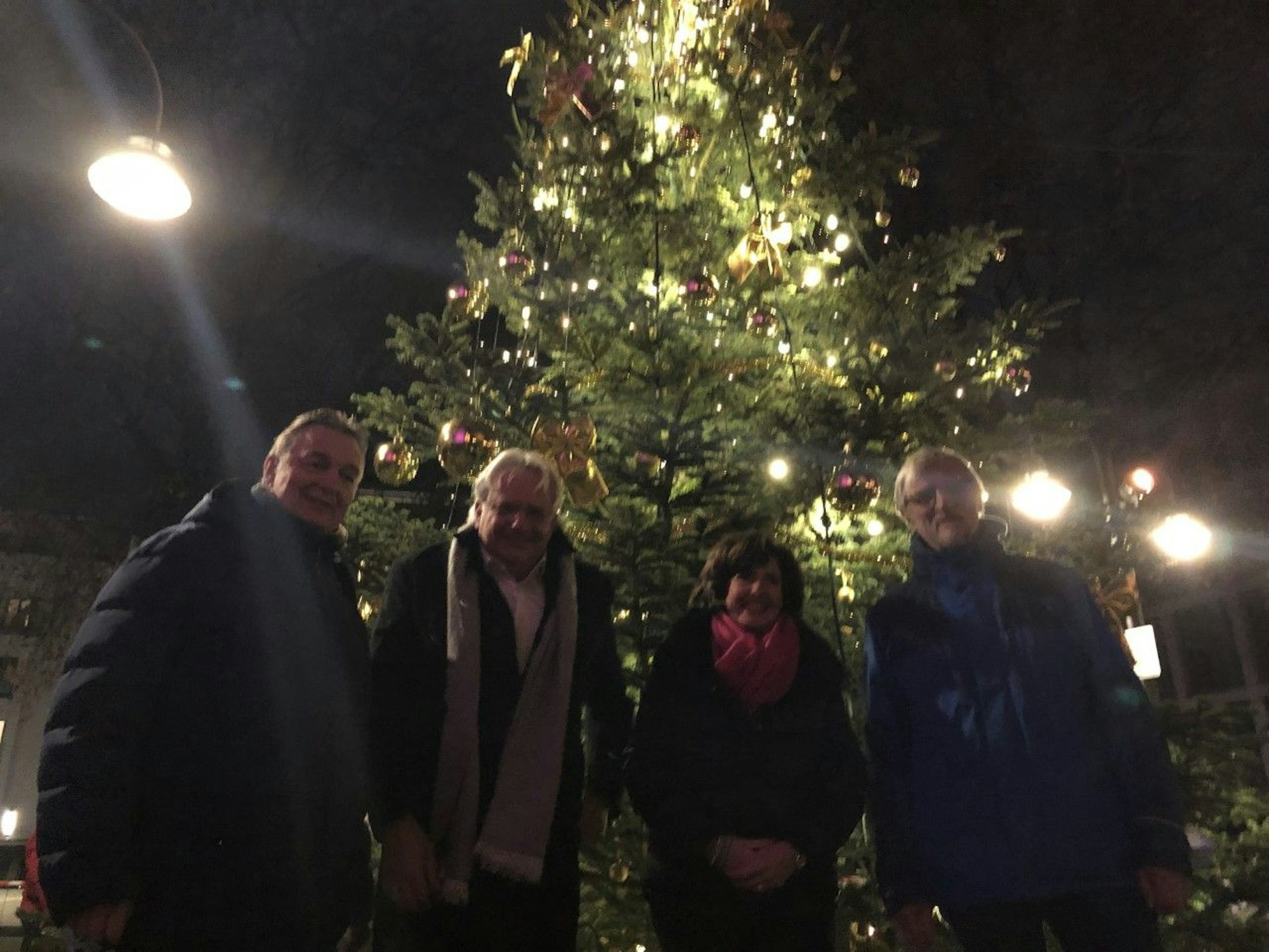 Die Initiatoren des Abends sind stolz auf den 10 Meter-Baum