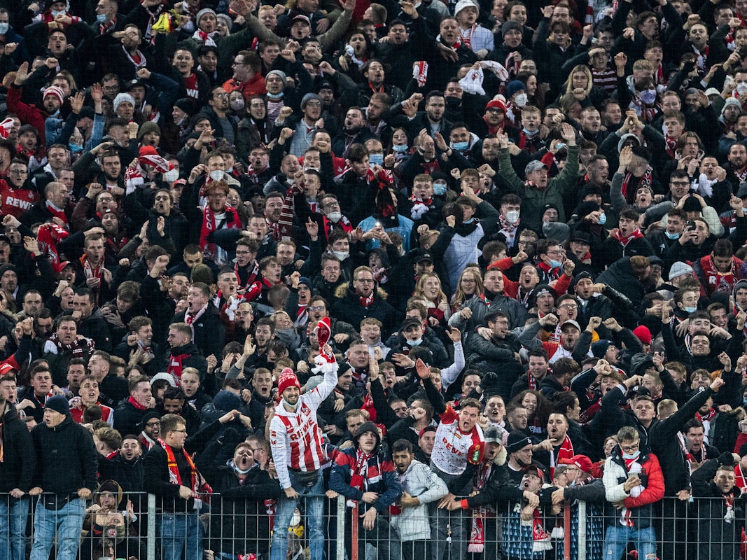 In der vollen Südkurve feiern FC-Fans ohne Maske oder Abstand das 1:0 der Kölner im Derby am 27. November 2021.