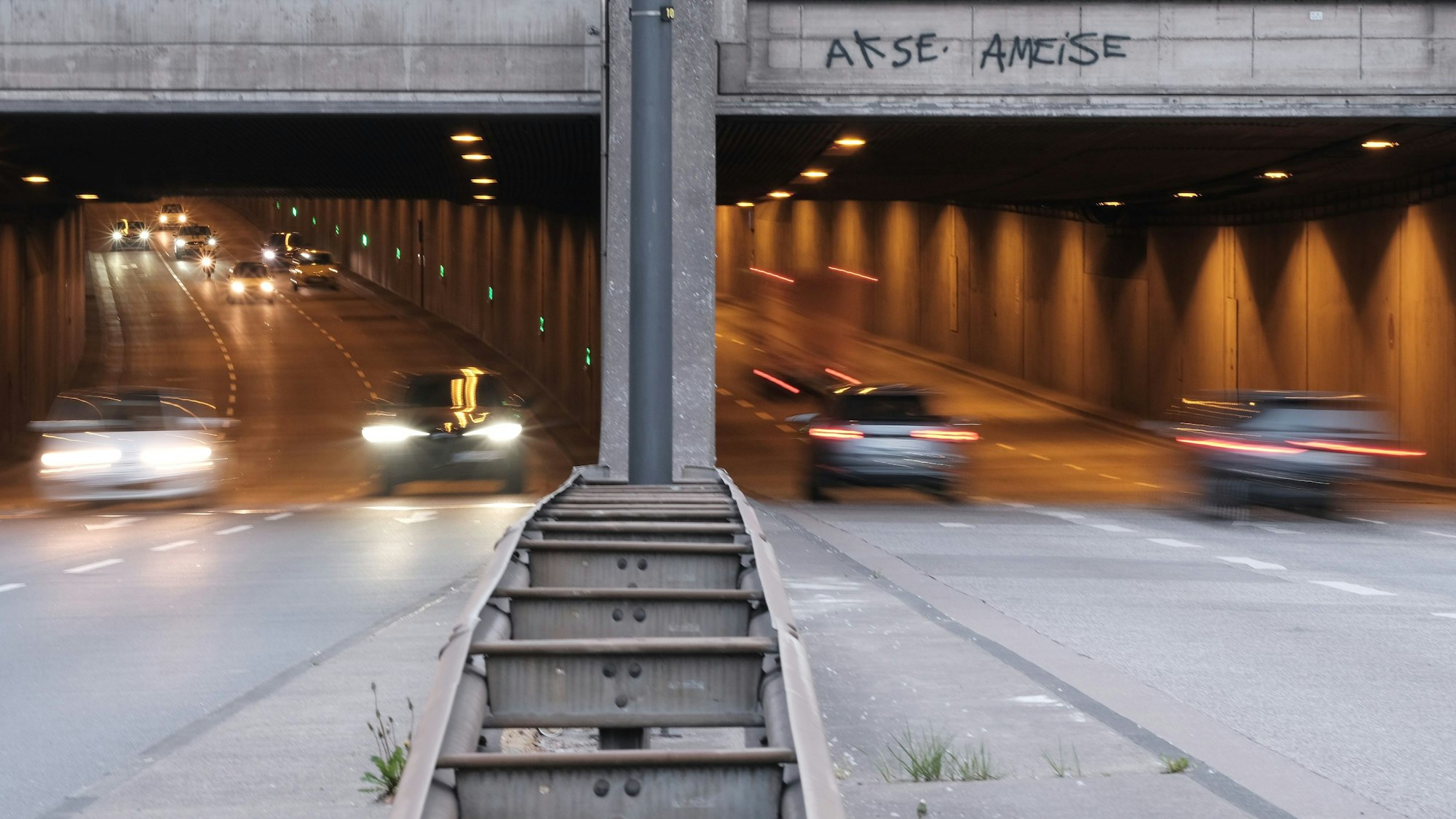 Blick in die beiden Röhren des Rheinufertunnels.