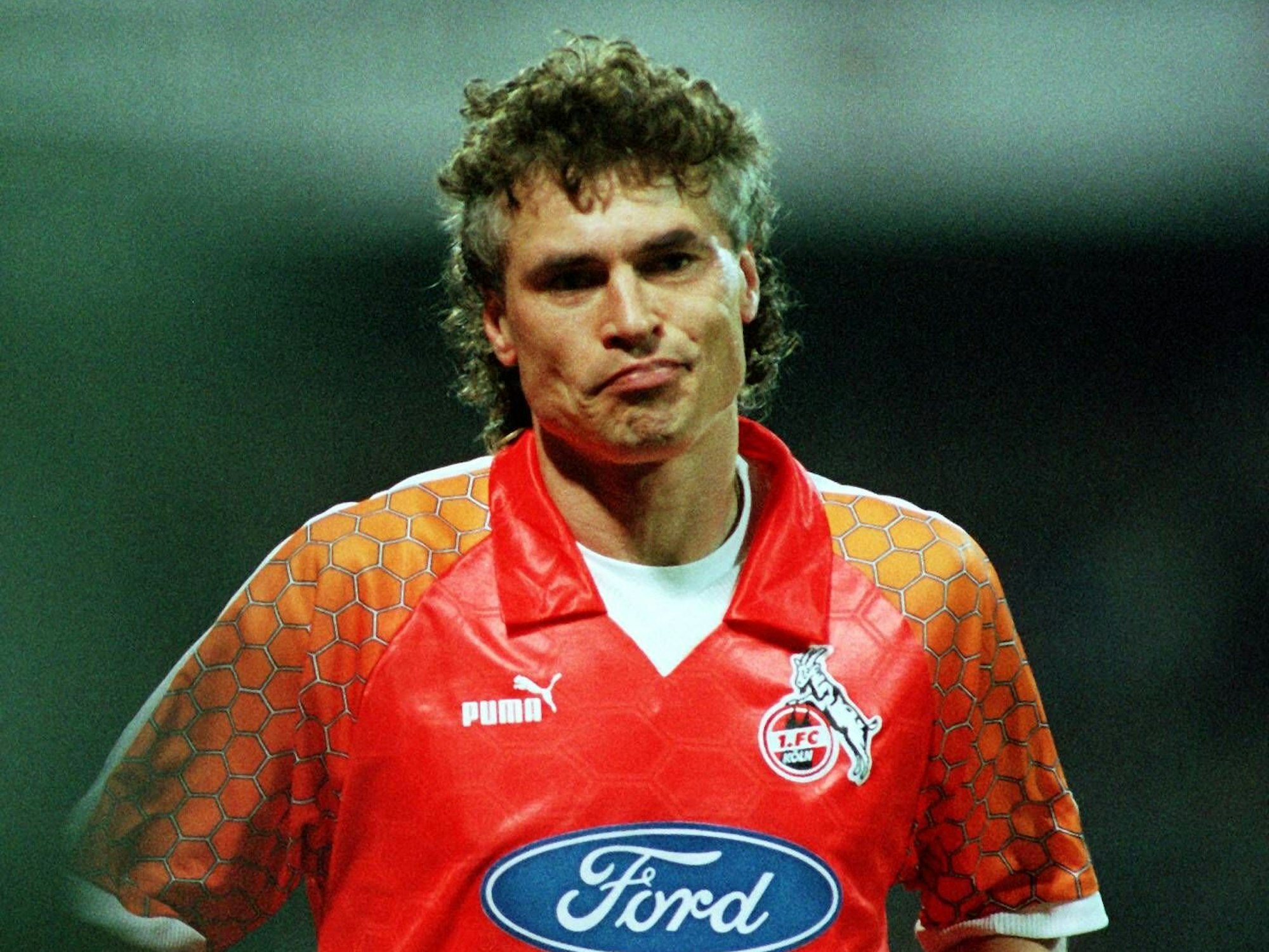 Kölns Toni Polster schaut unzufrieden, verzieht den Mund.