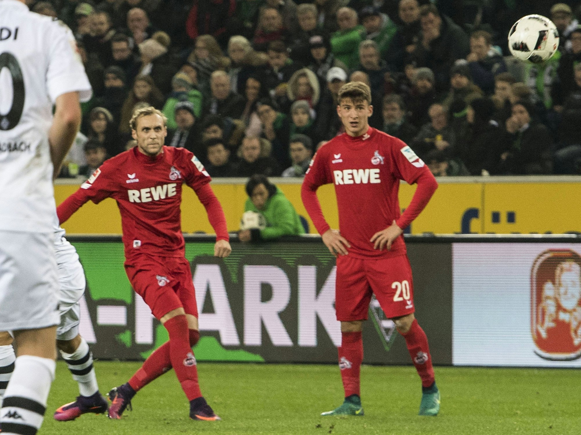 Marcel Risse schießt einen Freistoß. Neben ihm steht Salih Özcan.