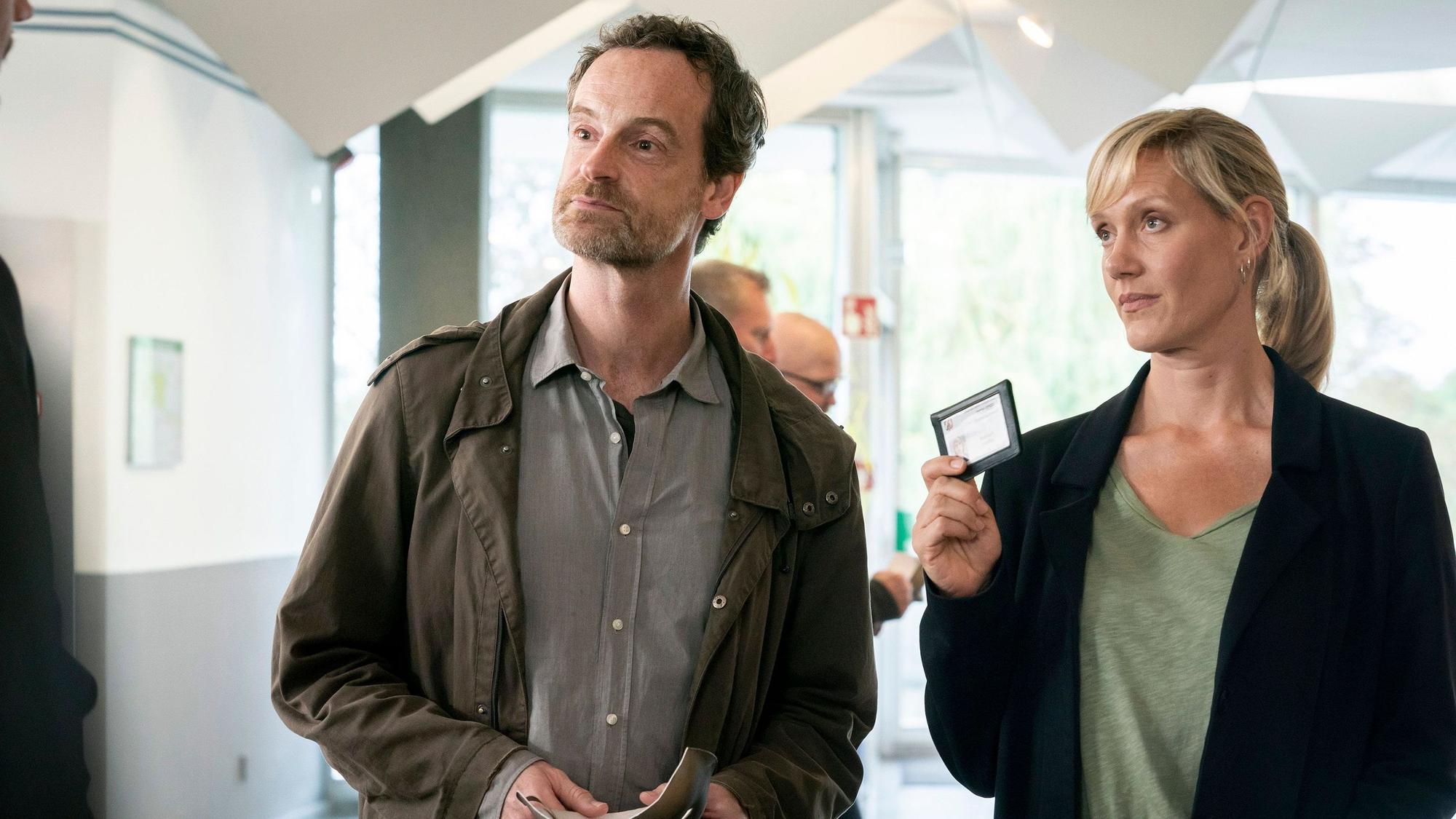 ARD/WDR TATORT, "Masken", am Sonntag (28.11.21) um 20:15 Uhr im ERSTEN.
Undercover: Peter Faber (Jörg Hartmann, links) und Martina Bönisch (Anna Schudt, rechts) geben sich erst nach dem Seminar als Polizisten zu erkennen.