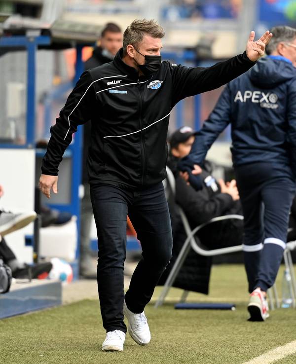 Lukas Kwasniok vom SC Paderborn trägt Maske vor seiner Bank.