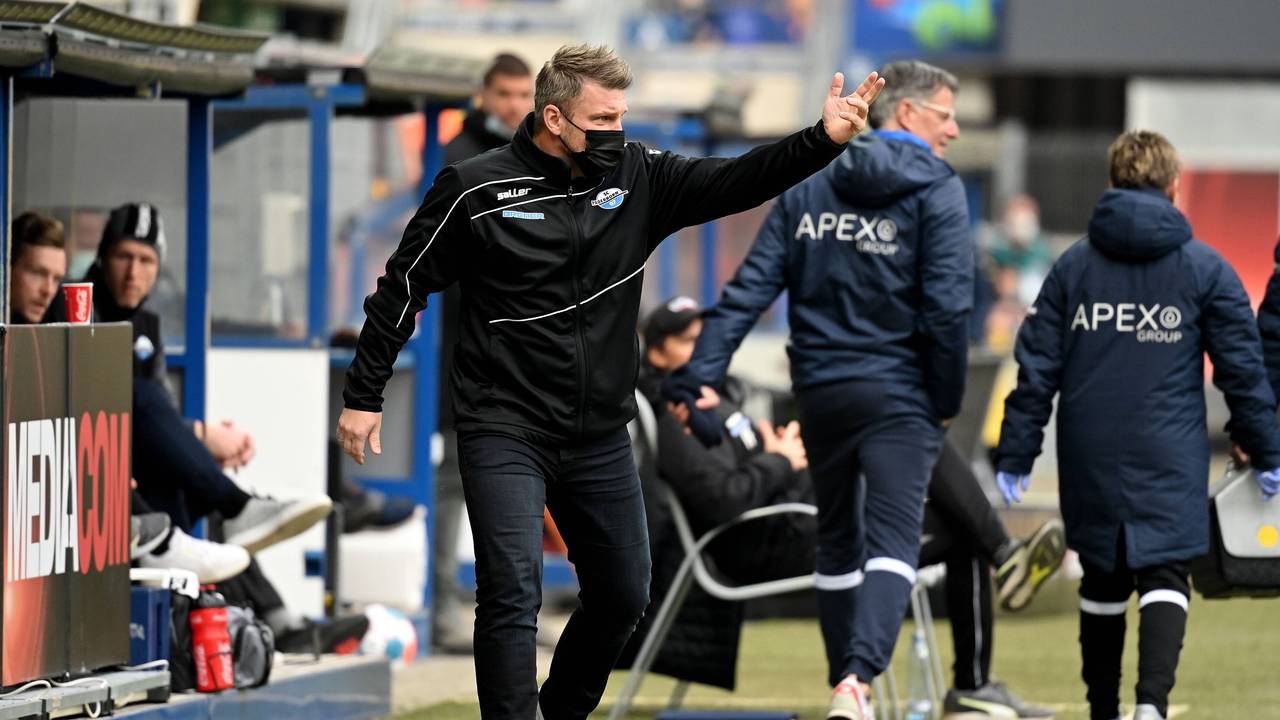 Lukas Kwasniok vom SC Paderborn trägt Maske vor seiner Bank.