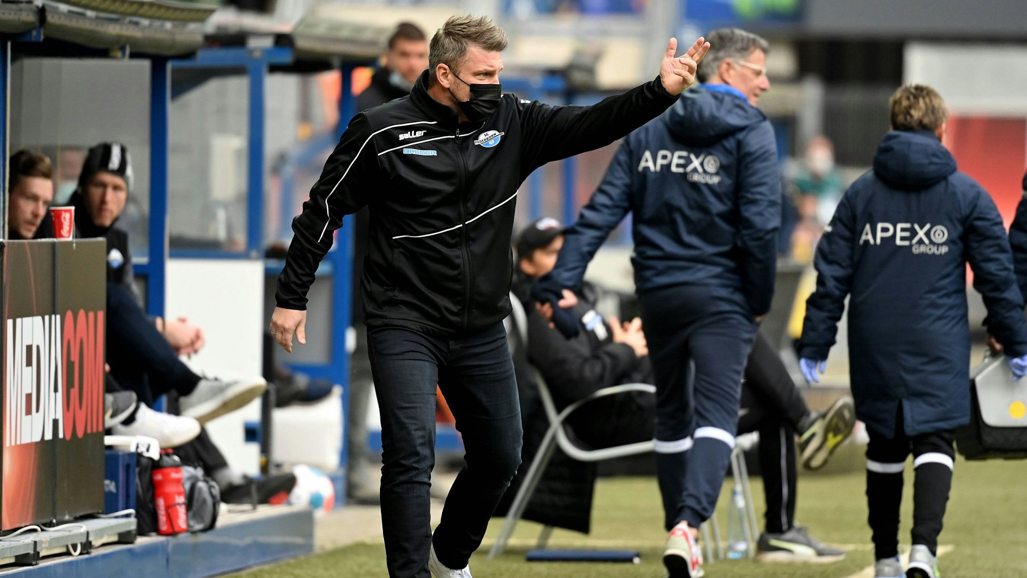 Lukas Kwasniok vom SC Paderborn trägt Maske vor seiner Bank.