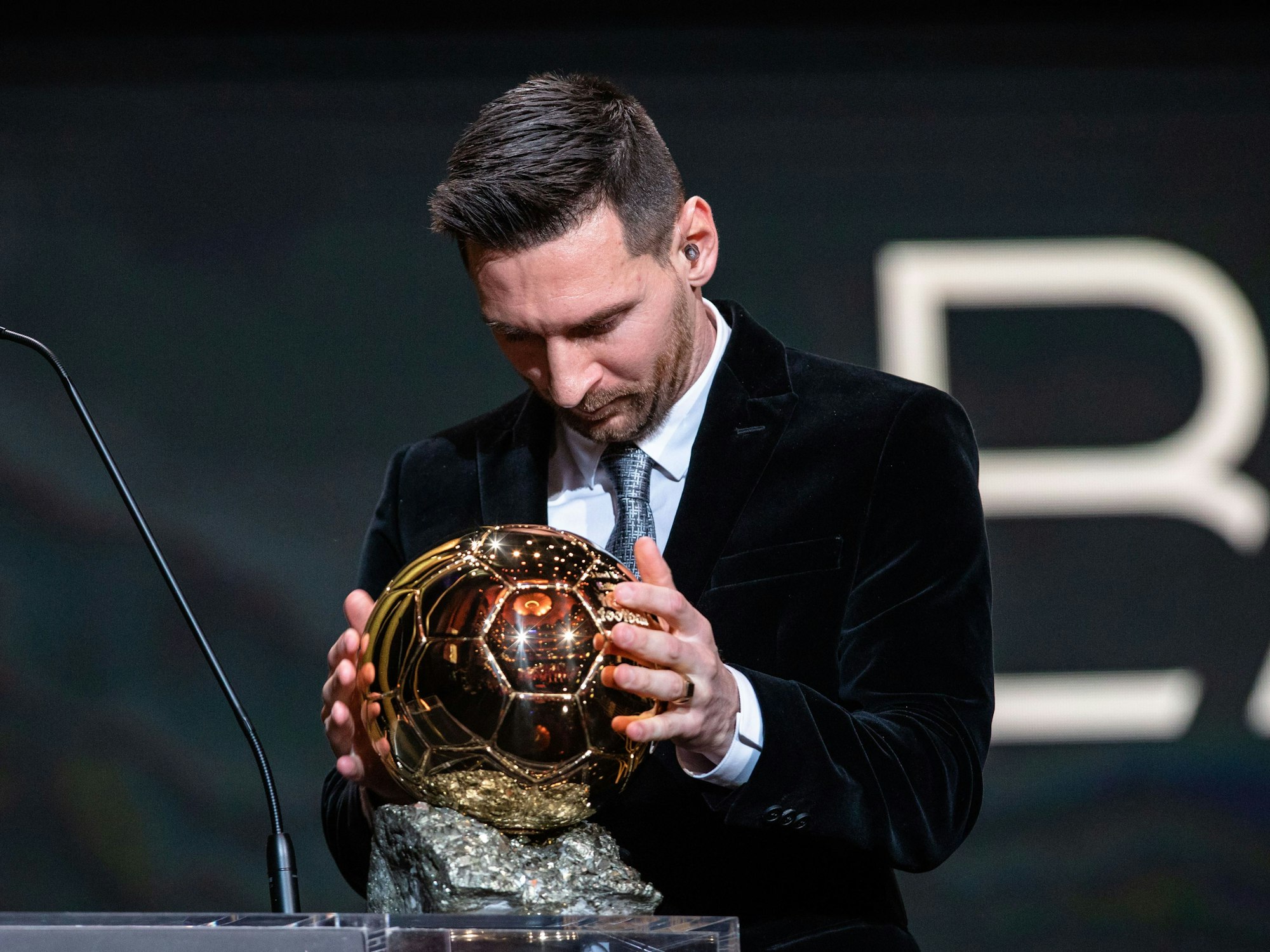 Lionel Messi greift nach der Trophäe des Ballon d'Or.