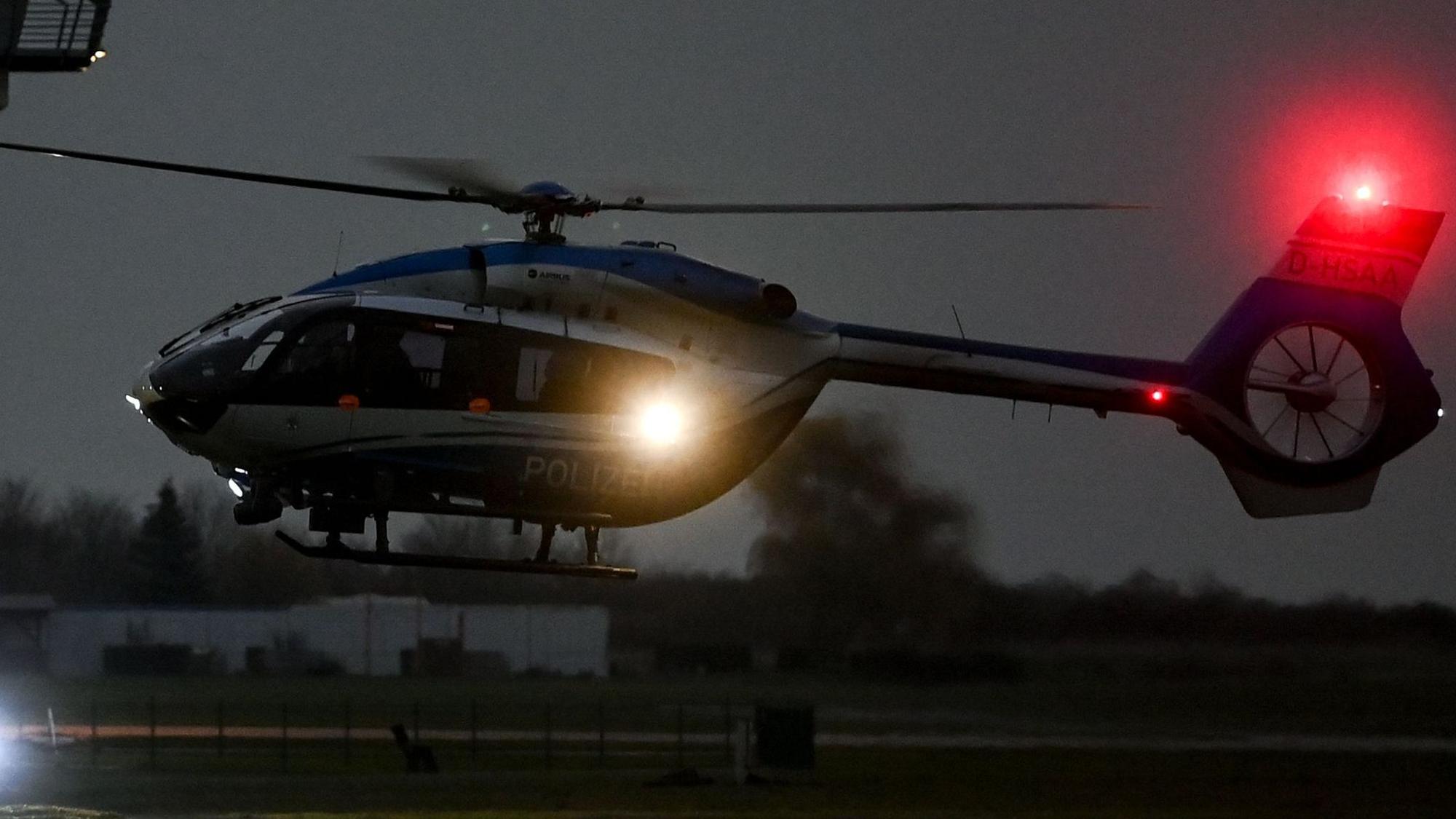 Ein Polizeihubschrauber landet am Flugplatz.
